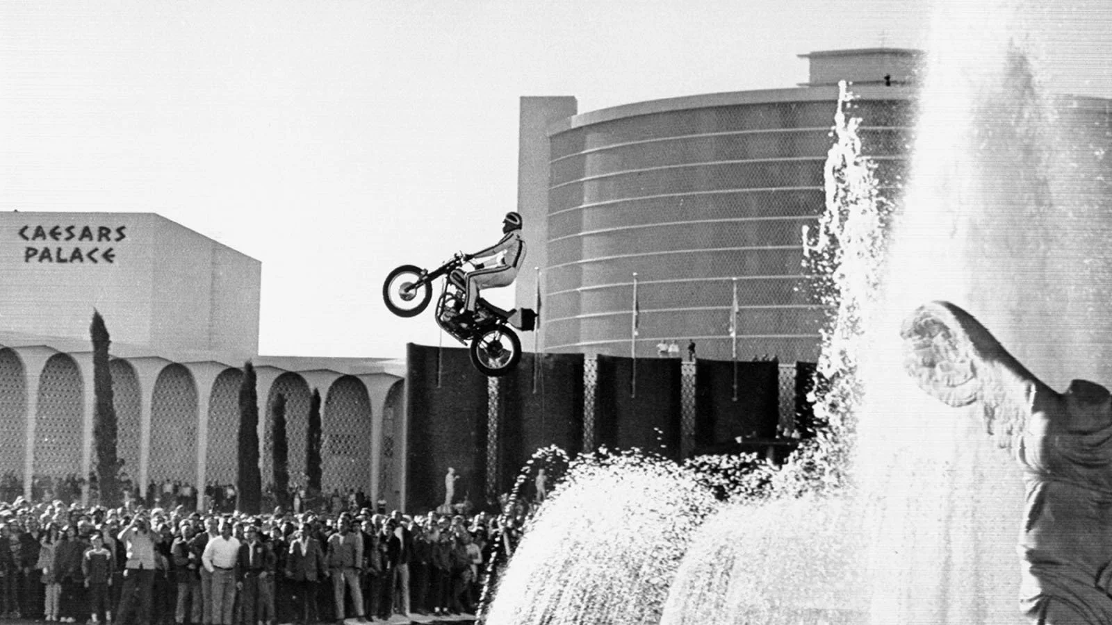 Evel-Knievel-Caesars-Palace-fountain-dec.-31-1967-crashed-on-landing-9.2.23.jpg