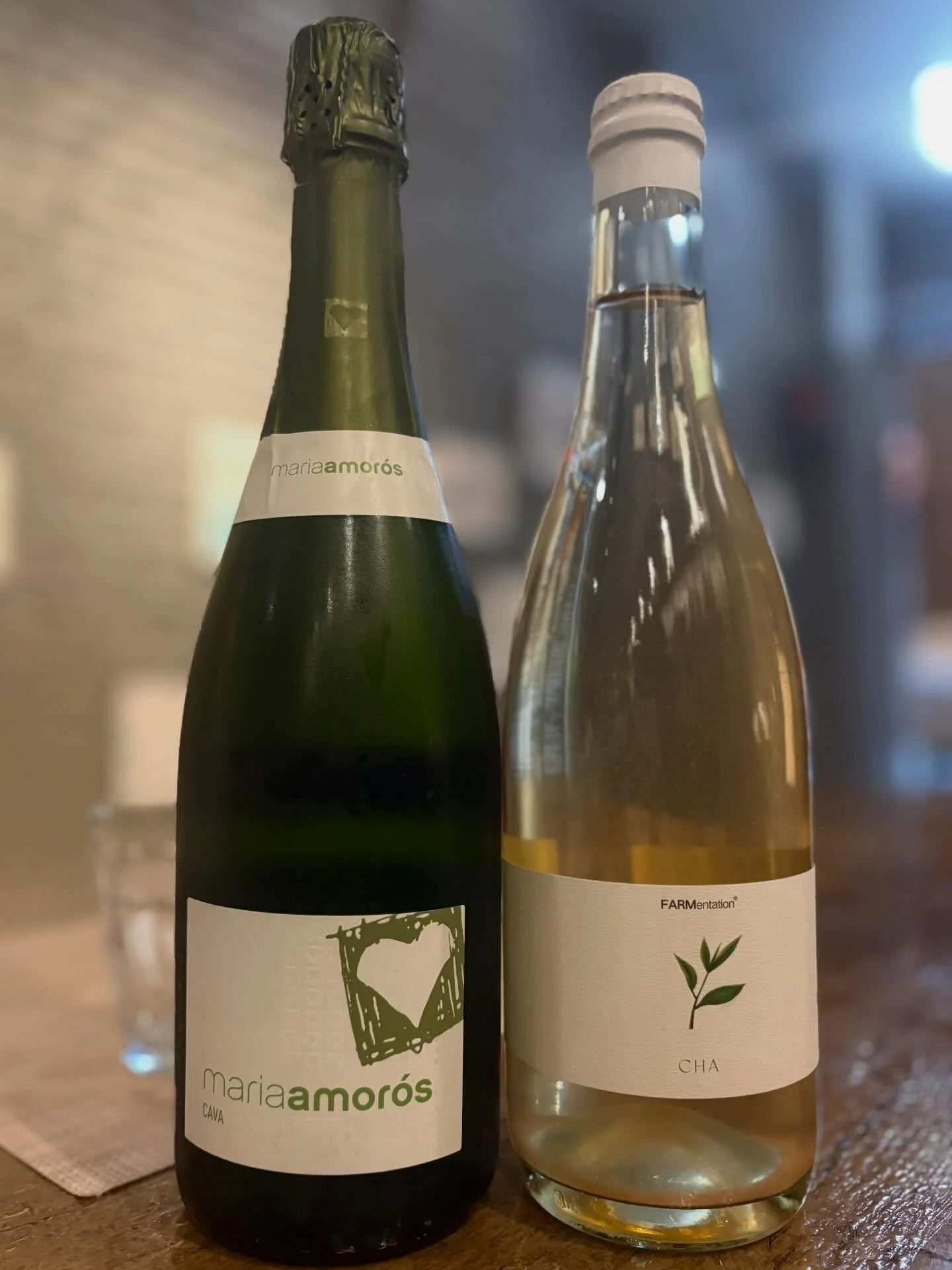 Some exciting new Bubbles for the glass pour 🍾
🥂Maria Amor&oacute;s, Cava Brut, Catalonia SPAIN NV
- A classic Cava blend of Macabeo, Xarel&middot;lo, and Parellada. 
A dry Sparkling that&rsquo;s crisp, fresh, and clean. Notes of green apple, citru