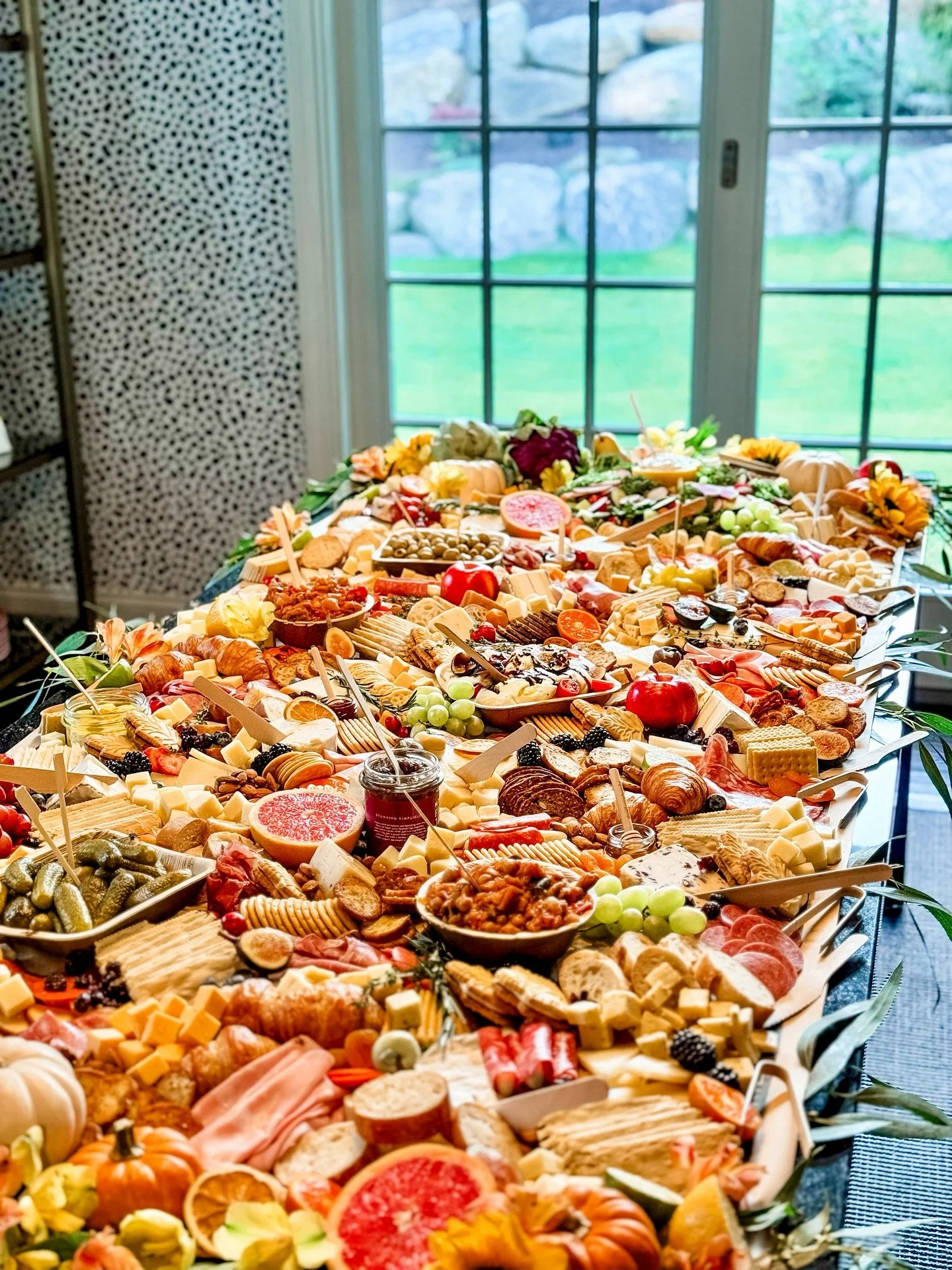 🎉Turning 50 never looked (or tasted) this good!
🍷🧀🍇A perfect October night filled with
friends, family, and one epic graze. 🥂✨