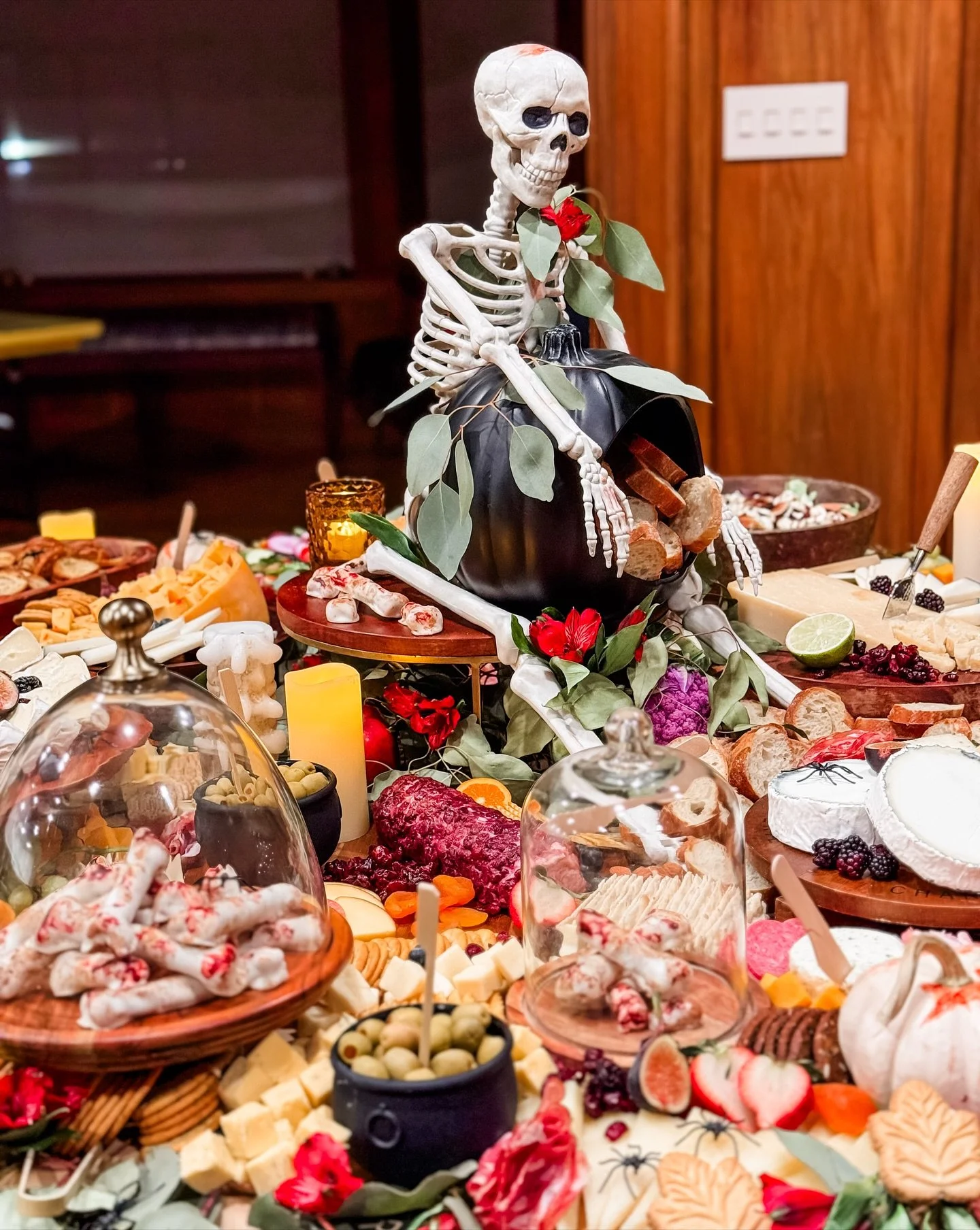 When the skeletons come out, so does the cheese. 🖤💀
A luxe Halloween graze filled with all the eerie elegance, autumn color, and indulgent flavor the season deserves.