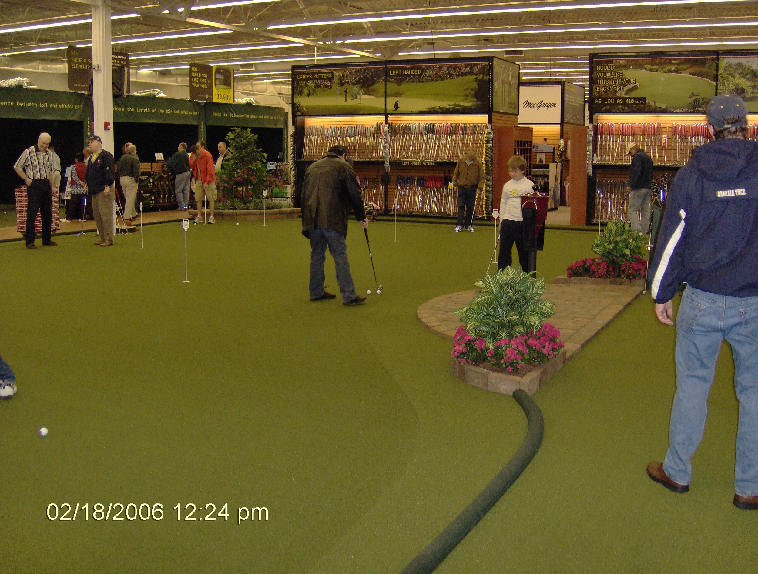 heritage-synthetic-turf-putting-green-mall.JPG