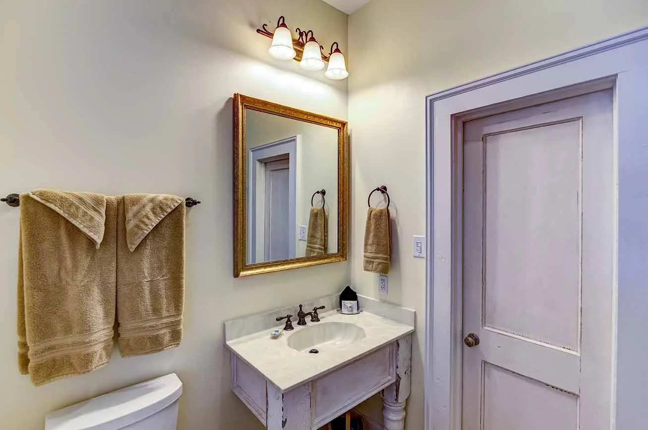 guest_room_bath_vanity_sm.jpg