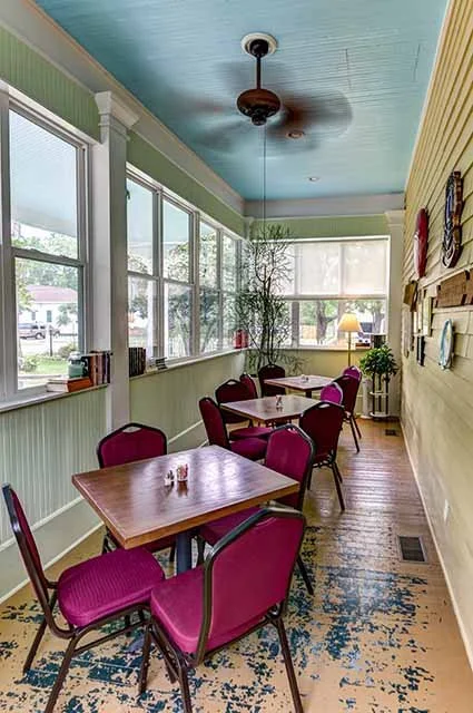 isabella_breakfast_area_sm.jpg