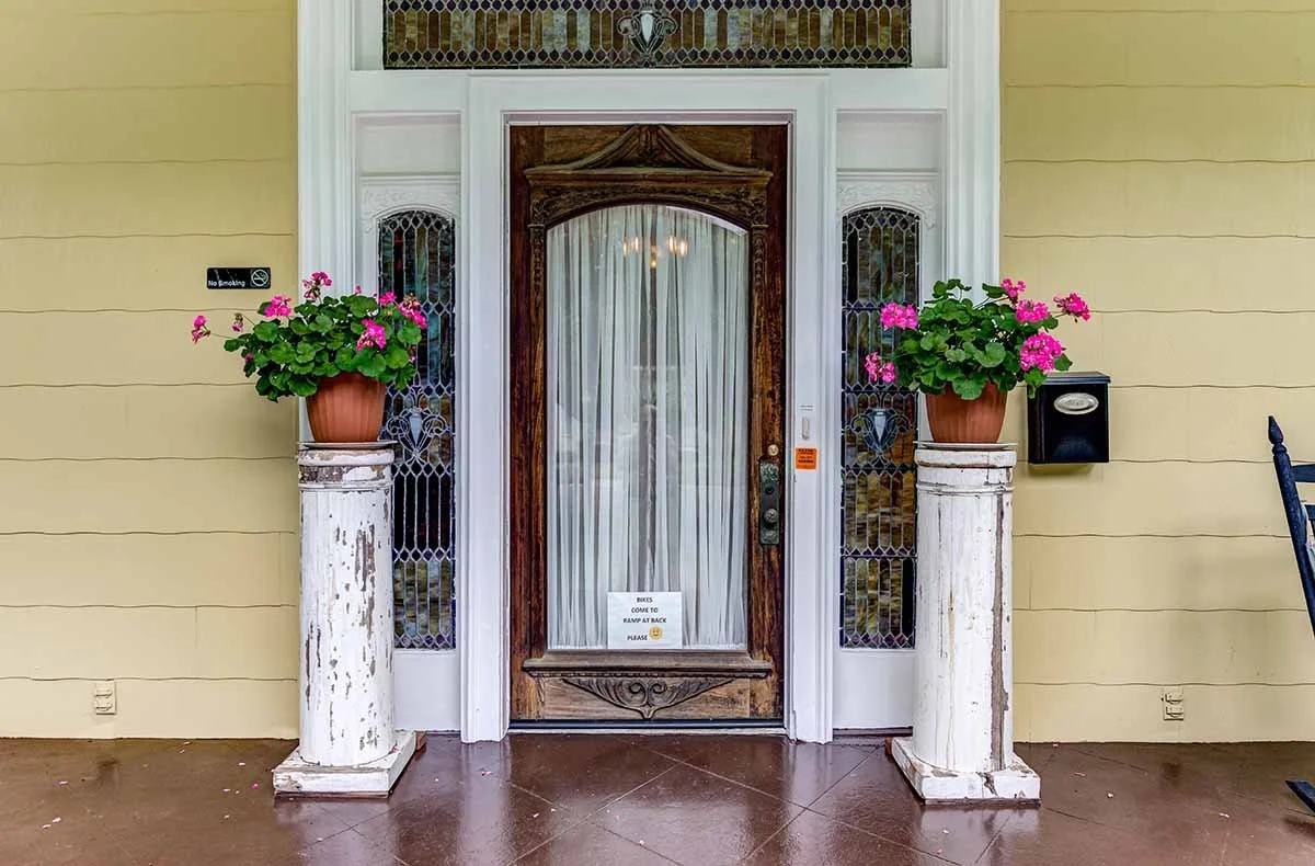 isabellabnb_front_door_2_sm.jpg