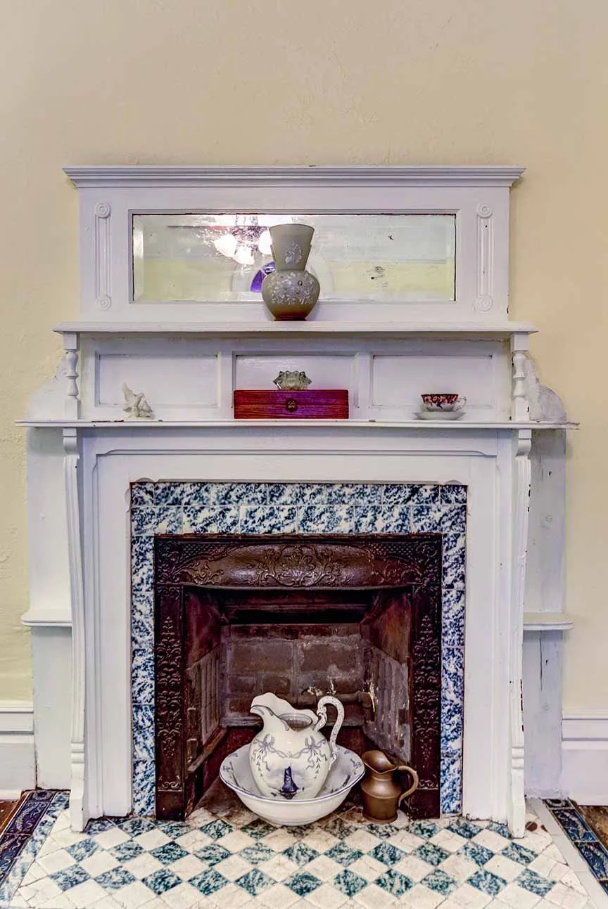 nancys_room_fireplace_sm.jpg