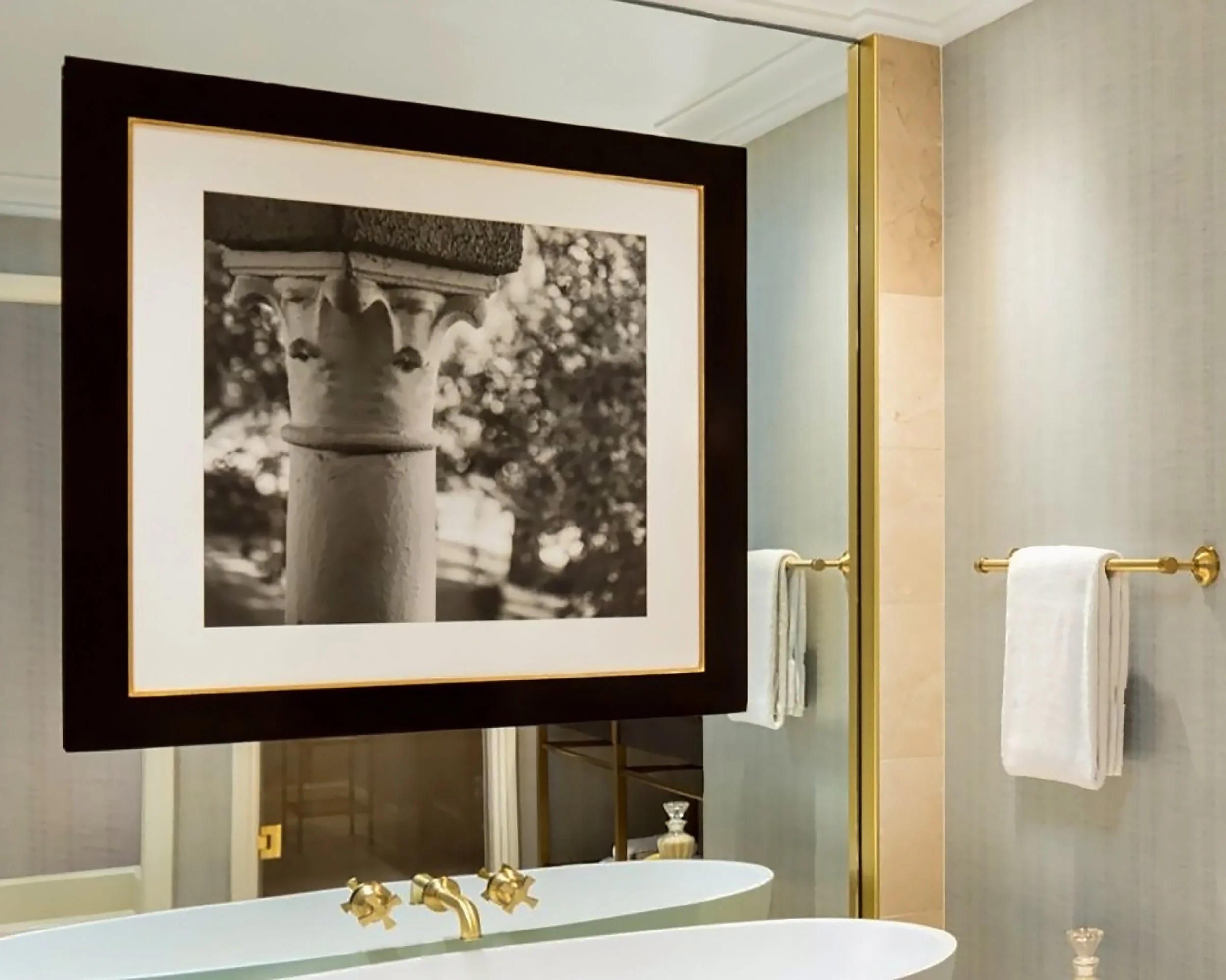 Penthouse+Bathroom_Courtesyof+Rosewood+Hotels+%26+Resorts+collection copy.jpg