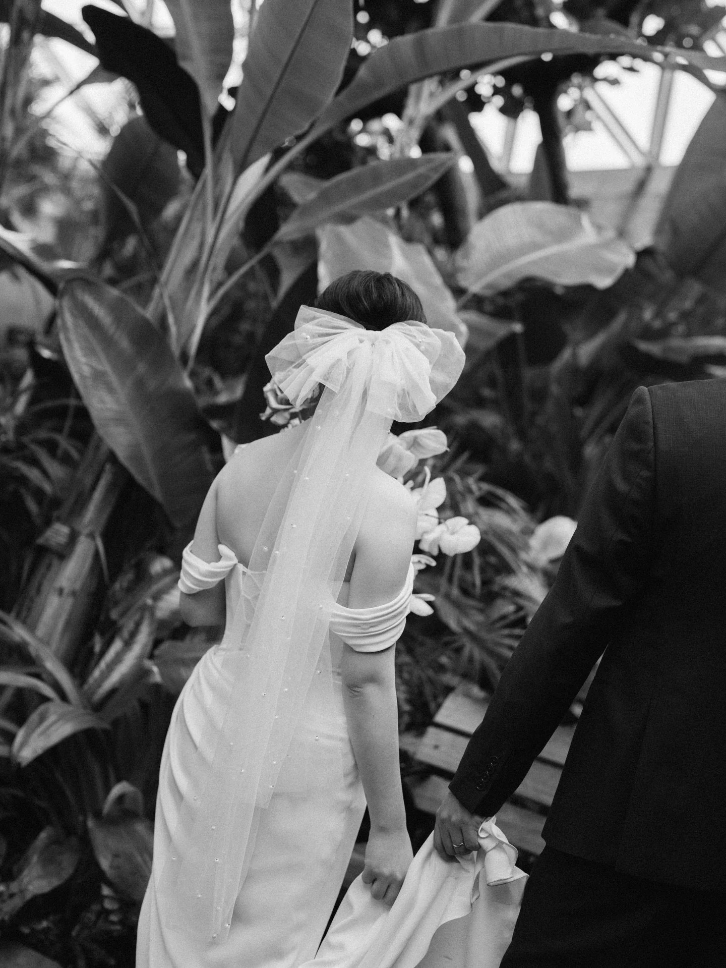 Rainy Vancouver days are kind of perfect for a ceremony in here🤍
.
.
.
#vancouverphotographer 
#vancouverweddings 
#vancouverweddingphotographer 
#filmphotography 
#filmweddingphotographer