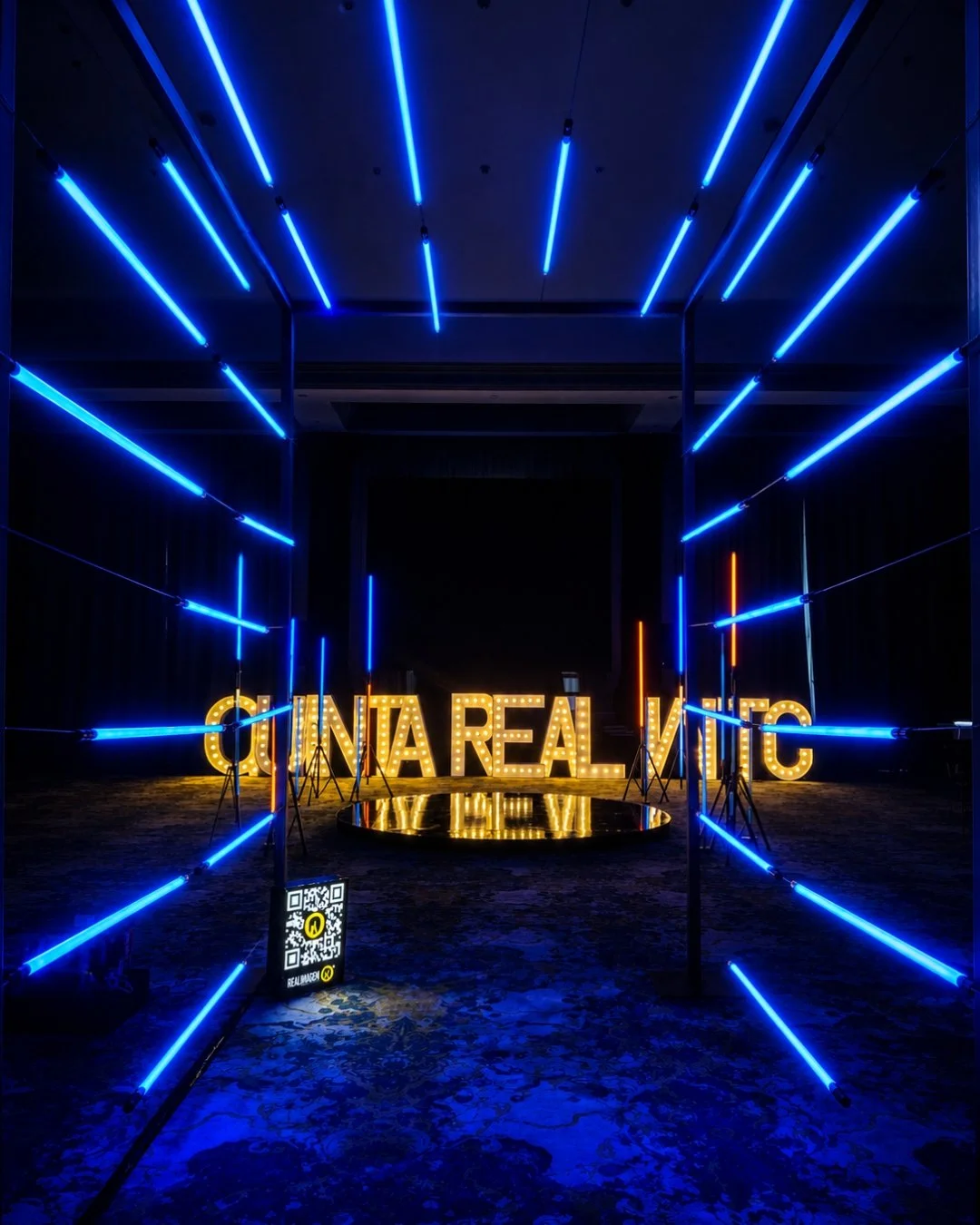 Nuestras letras iluminadas y barras ne&oacute;n transforman accesos, escenarios y espacios corporativos en experiencias memorables desde el primer momento.
Dise&ntilde;amos elementos visuales que no solo iluminan un evento, sino que refuerzan la pres