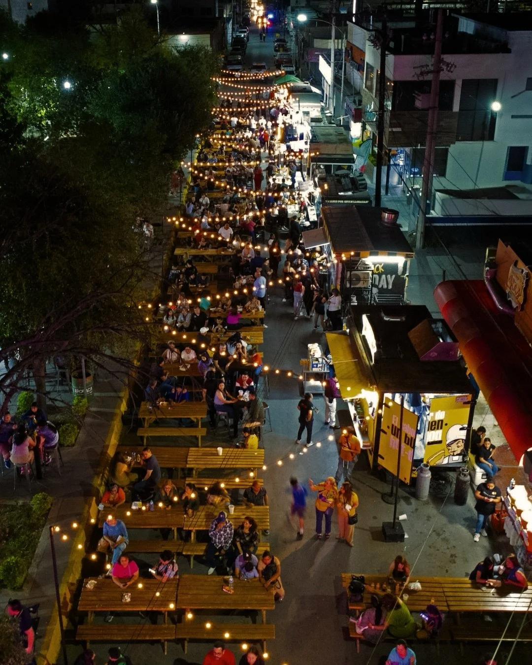 Las luces bulbo tienen algo especial: convierten cualquier espacio en un lugar donde la gente quiere quedarse. ✨
As&iacute; luci&oacute; la celebraci&oacute;n del aniversario de Apodaca, un proyecto realizado para @zagaeventos.bynoezambrano creando u