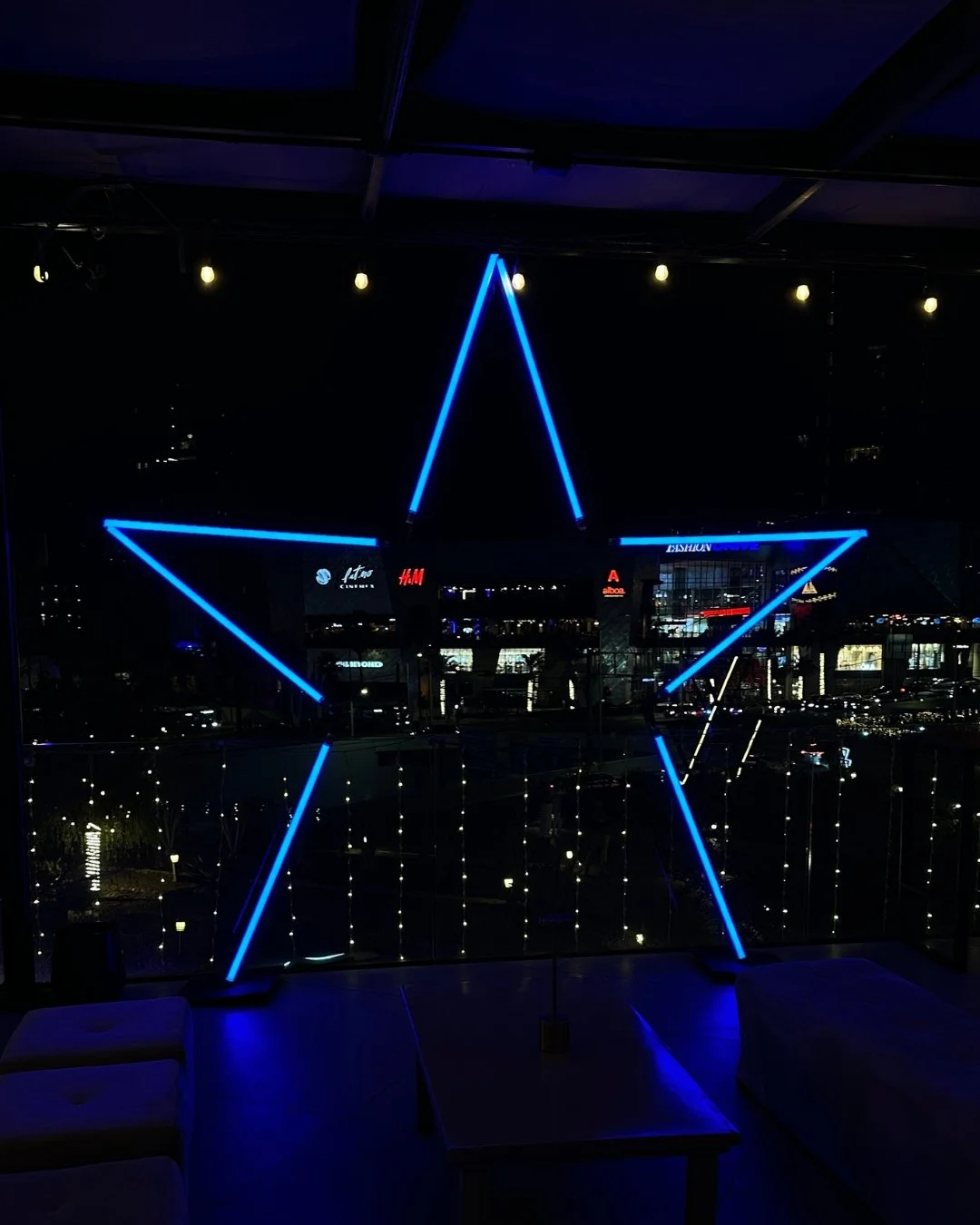 Montamos nuestras famosas estructuras en forma de estrella con barras ne&oacute;n que se convirtieron en el centro de atenci&oacute;n del evento. Una pieza moderna, vibrante y perfecta para lograr ese efecto wow desde el primer momento. ⚡
Adem&aacute
