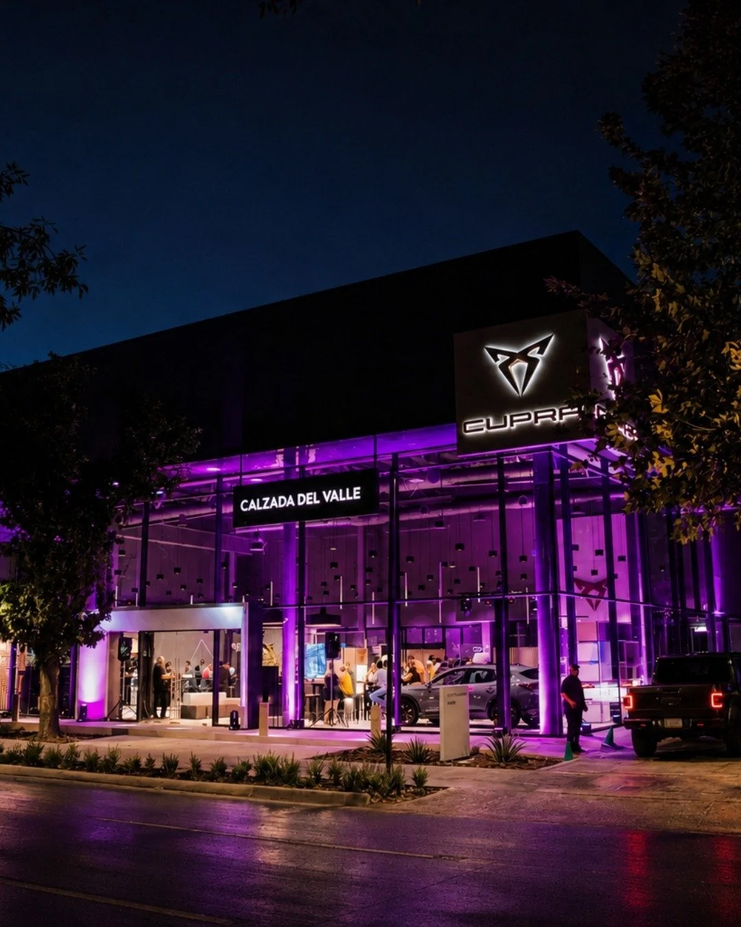 y: La iluminaci&oacute;n no solo acompa&ntilde;a un evento: crea el ambiente, transforma el espacio y hace que todos quieran sacar el celular. ⚡️
Desde iluminaci&oacute;n arquitect&oacute;nica y rob&oacute;tica hasta estructuras LED Pixel, l&aacute;s