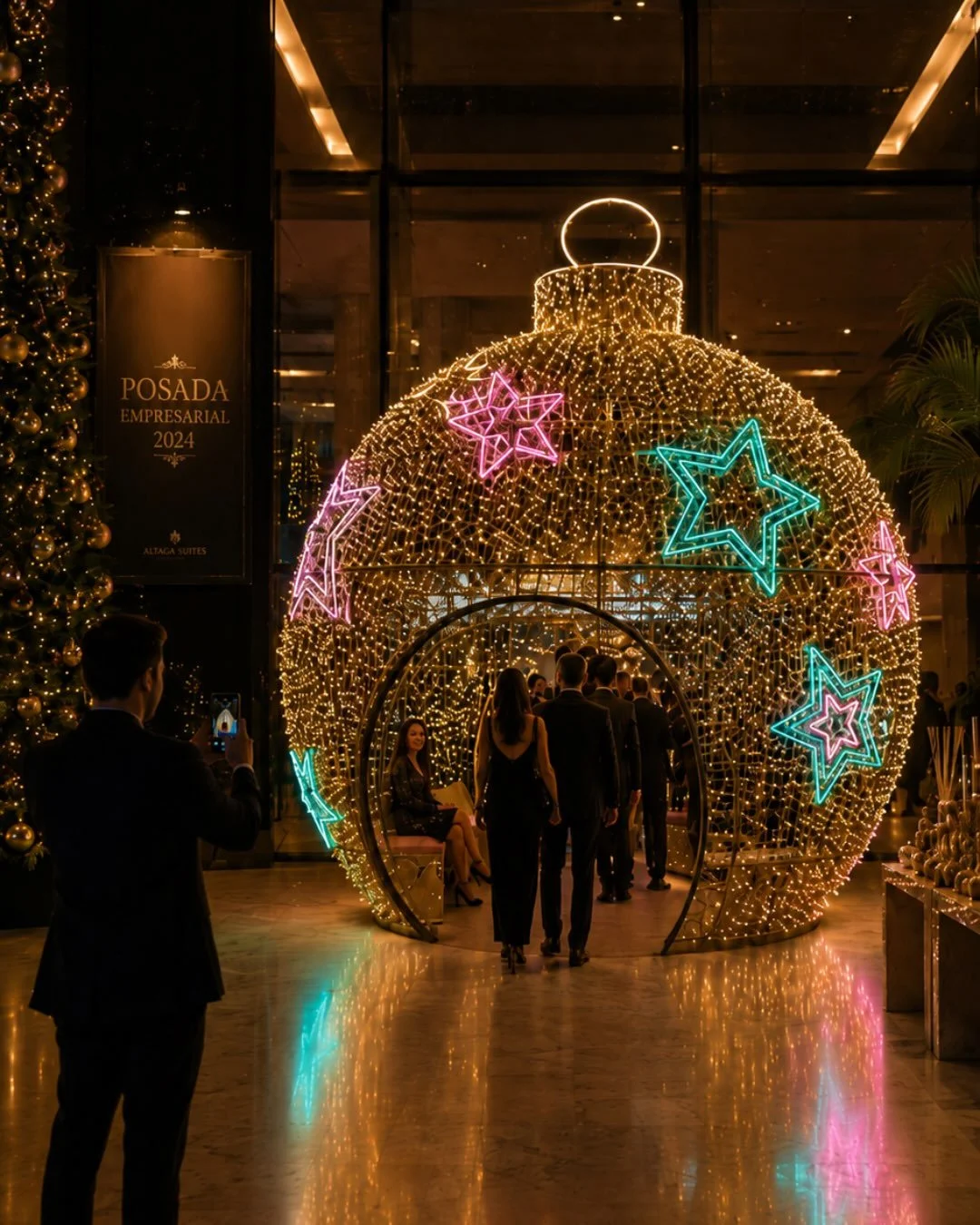 El cierre de un gran a&ntilde;o merece una entrada espectacular. ✨🥂
Nuestra esfera navide&ntilde;a gigante convierte la bienvenida a tu posada en una experiencia: un punto de encuentro para tu equipo y el escenario de las fotos que todos querr&aacut
