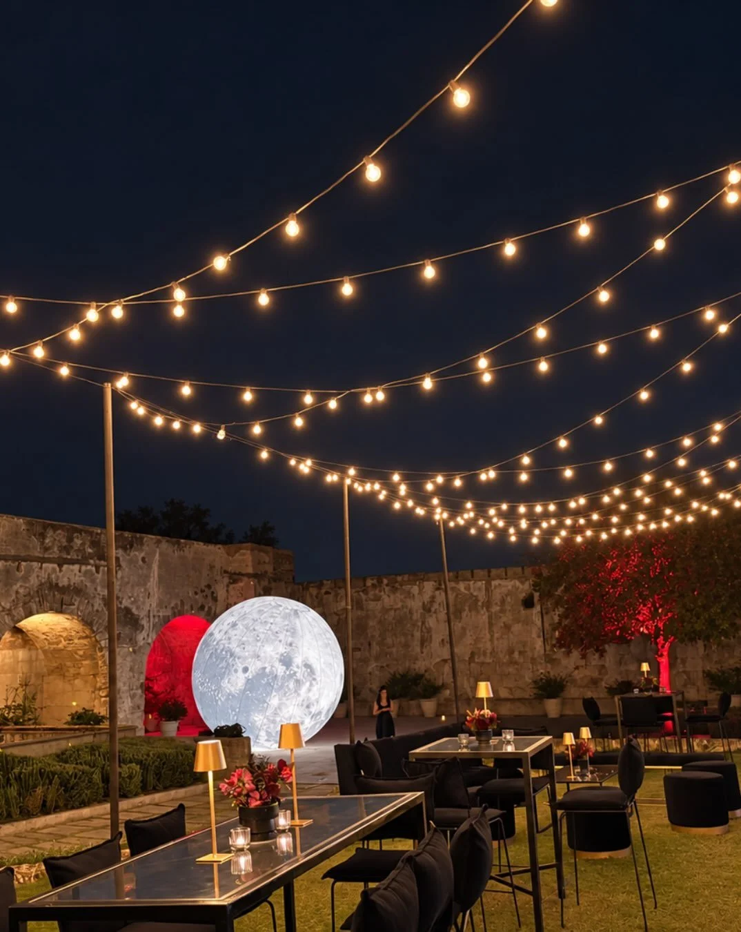 Hay noches que merecen su propia luna. 🌙

Una luna gigante de 4 m de di&aacute;metro fue la protagonista de este montaje, acompa&ntilde;ada de luces bulbo a&eacute;reas y luz arquitect&oacute;nica que resalt&oacute; la @fabricalafama 💫

RELUMBRA &m