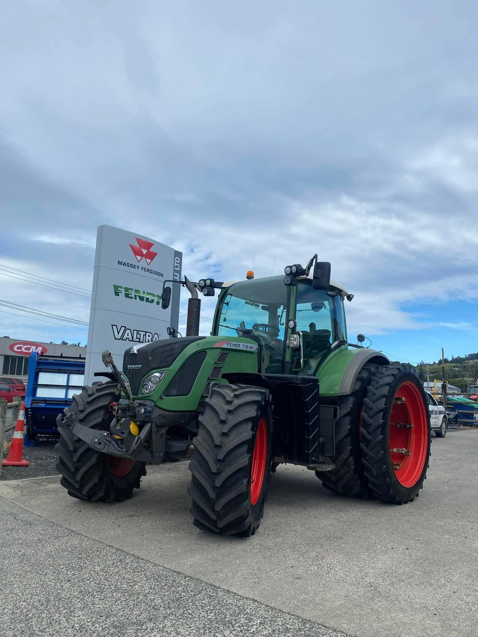 M30244MOS Fendt 718 2.jpg