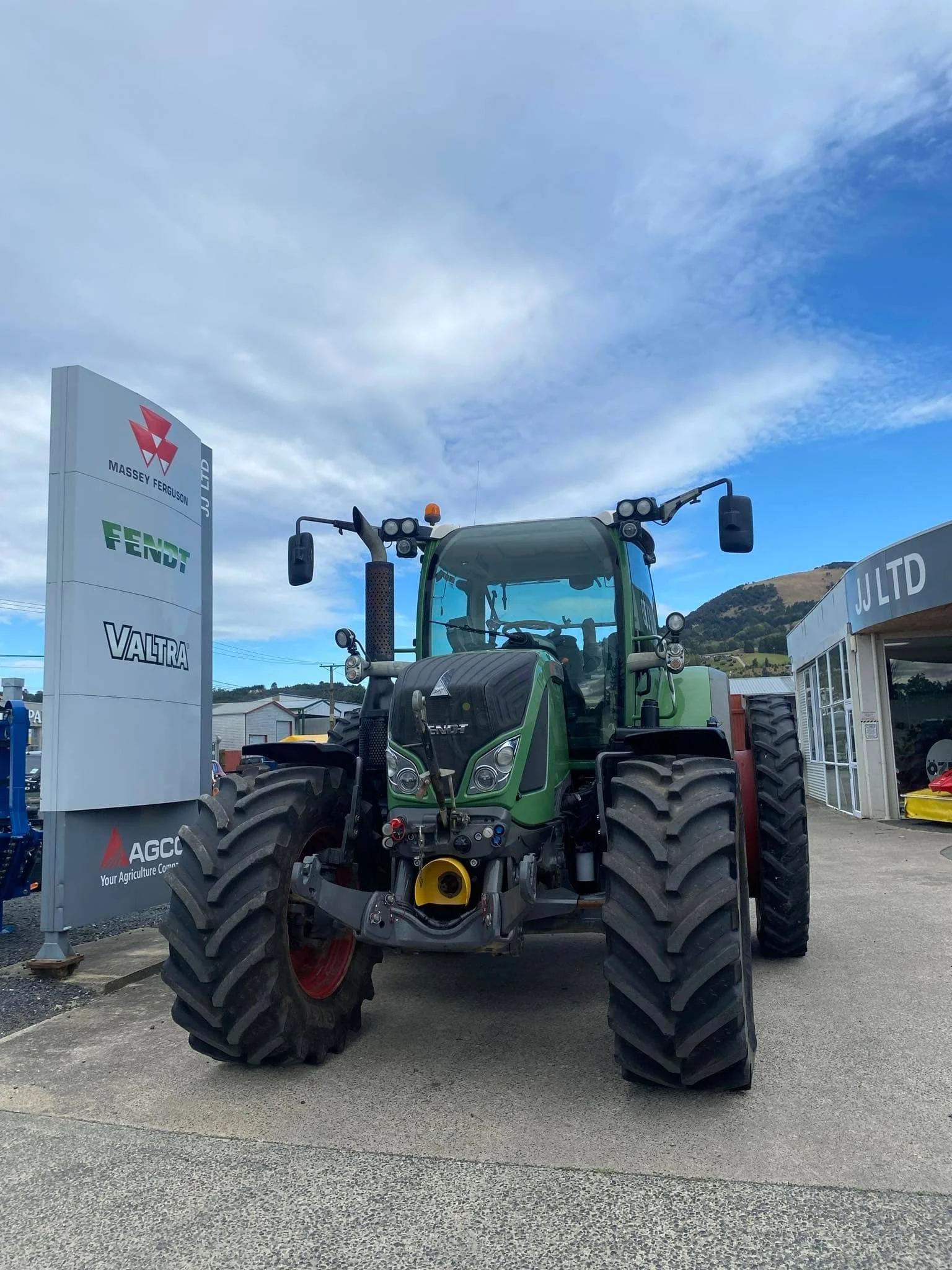 M30244MOS Fendt 718 1.jpg