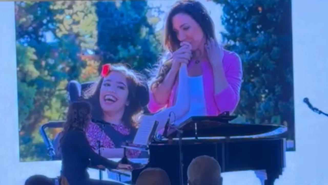 Isabella Coulstock Performs “Who I Am” Live in Paris