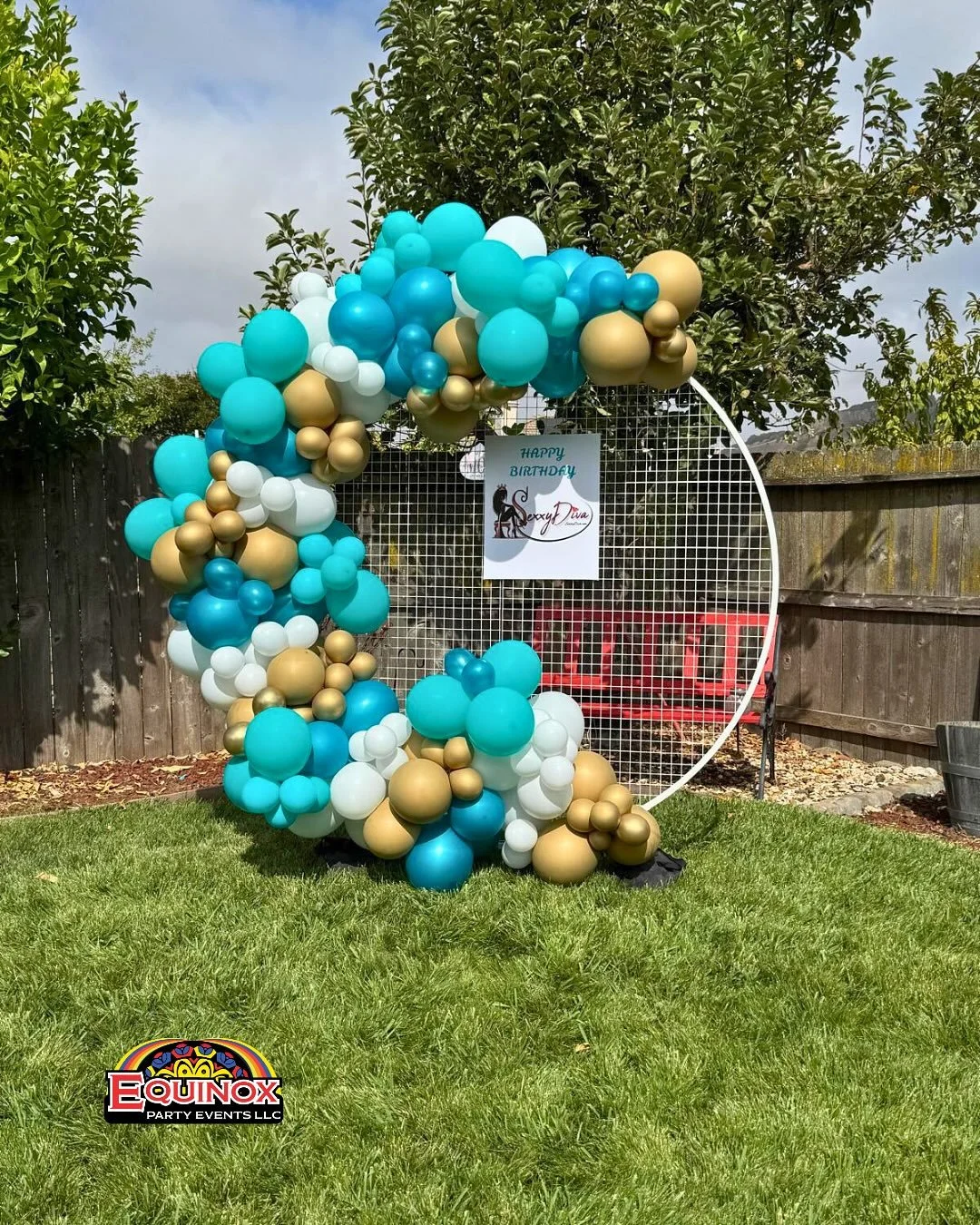 This balloon garland combines blue, turquoise, white, and gold balloons in different sizes to create an elegant and eye-catching effect 🎈💙🤍✨
Making the celebration stand out by adding that &ldquo;wow&rdquo; touch that everyone will remember.

✨ Do