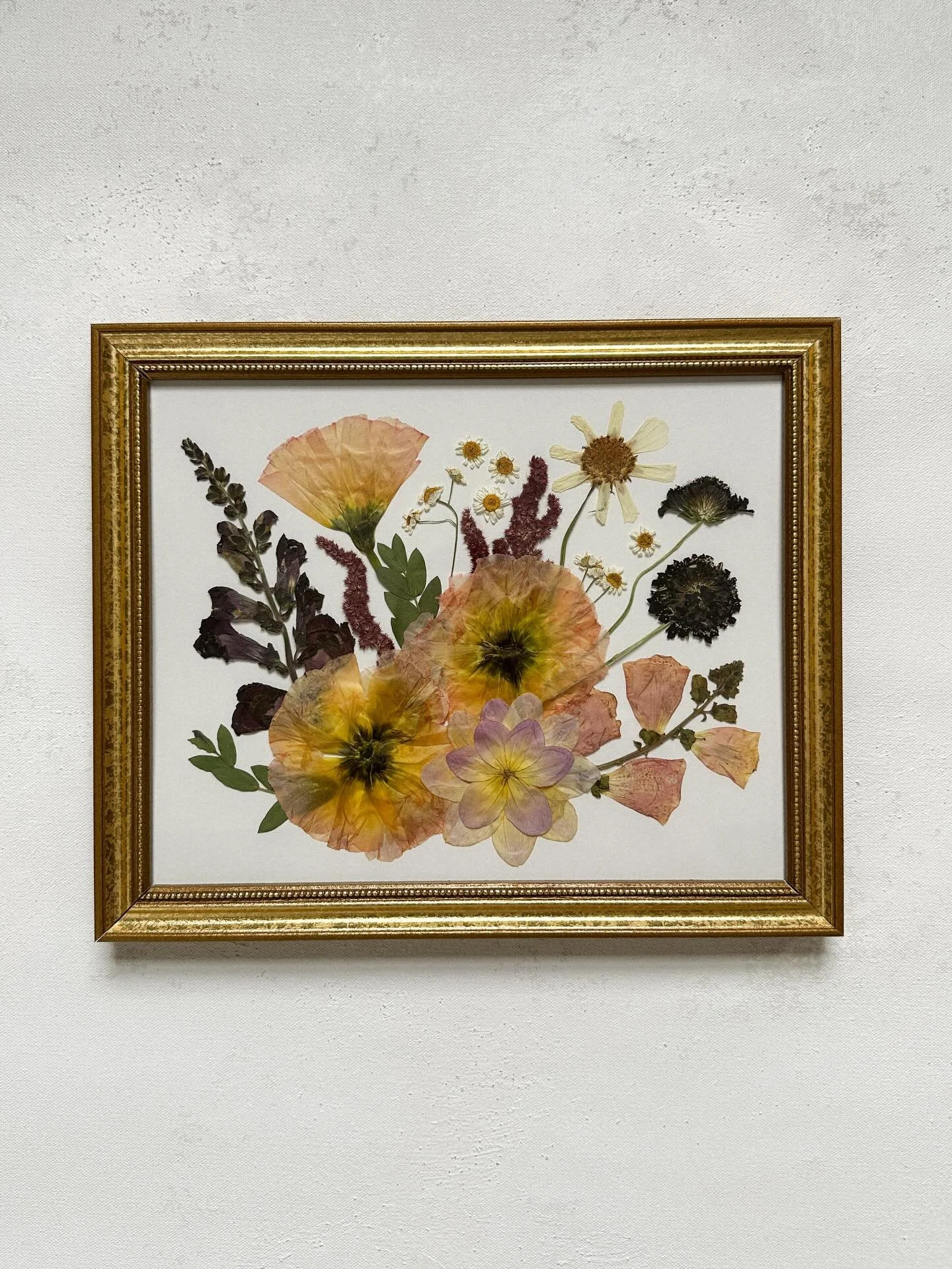 What it looks like to dedicate your bouquet to your mom, but realize you want a frame for yourself too.💓