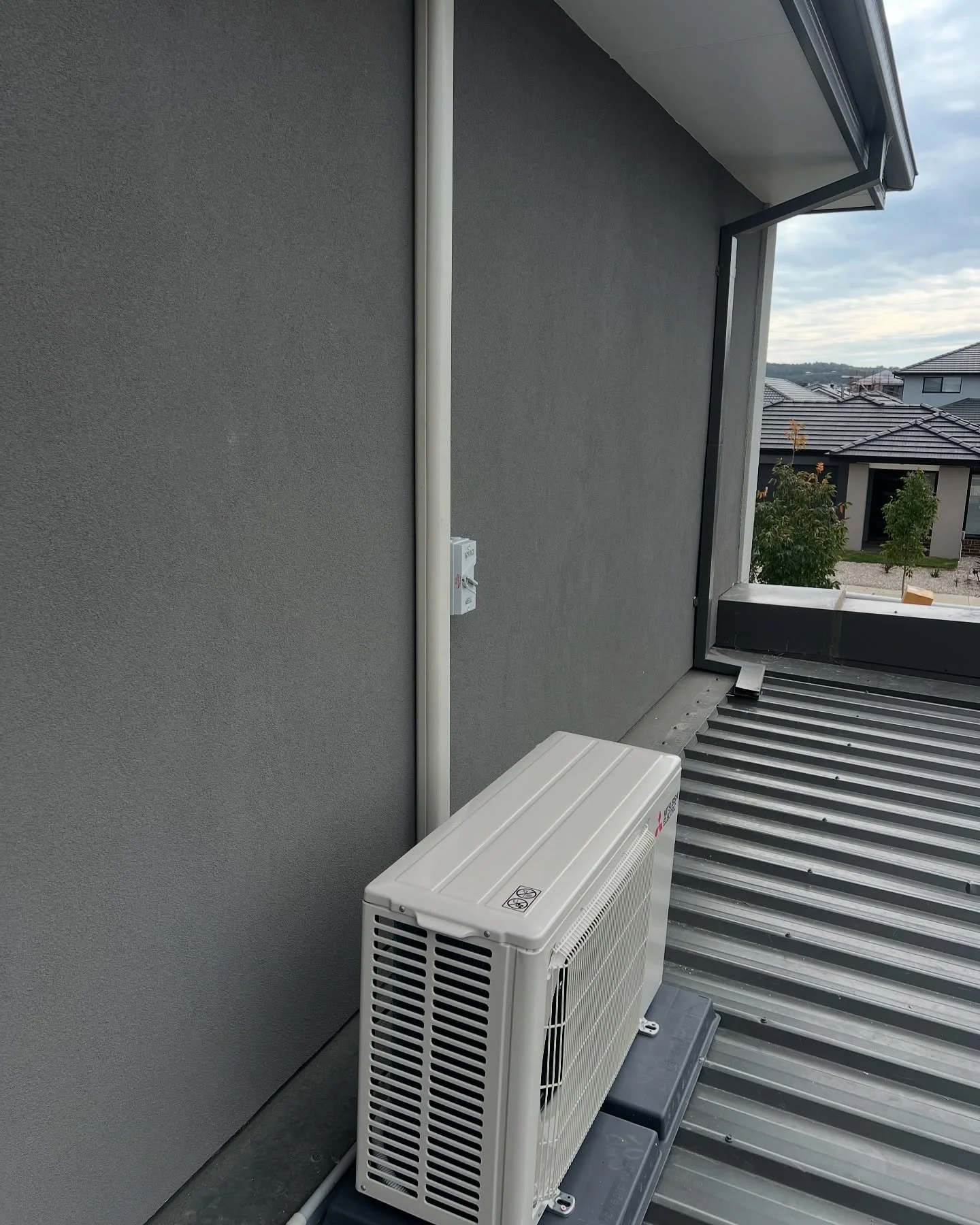 Mitsubishi air conditioning install in officer 
#electrical #airconditioning