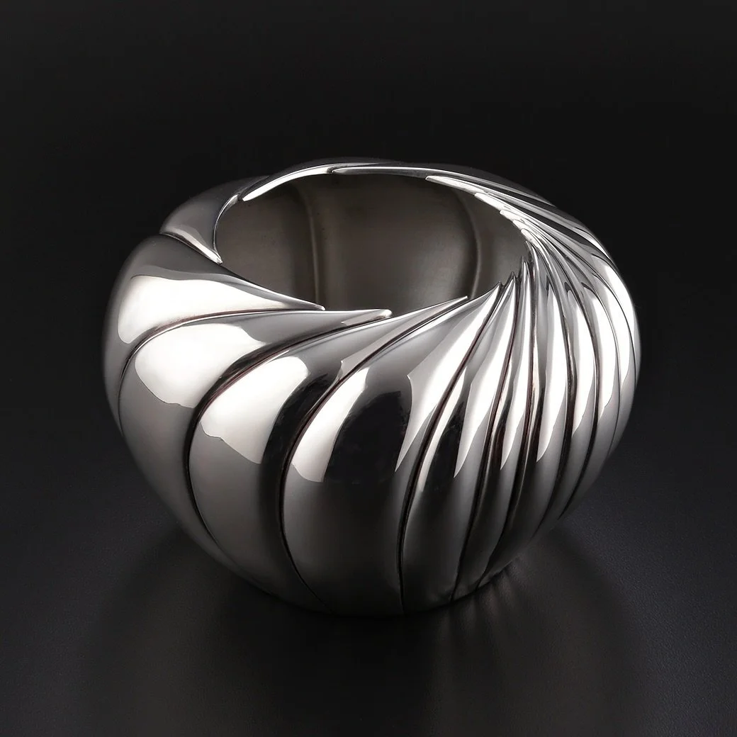 ✺ Desert Bloom II ✺

Originally made in 2014, this piece has been featured in several exhibits including on the PBS program Craft in America.

Photo by Ron Bez

&hellip;
#Silversmithing #Metalsmithing #Silversmith #Handcrafted