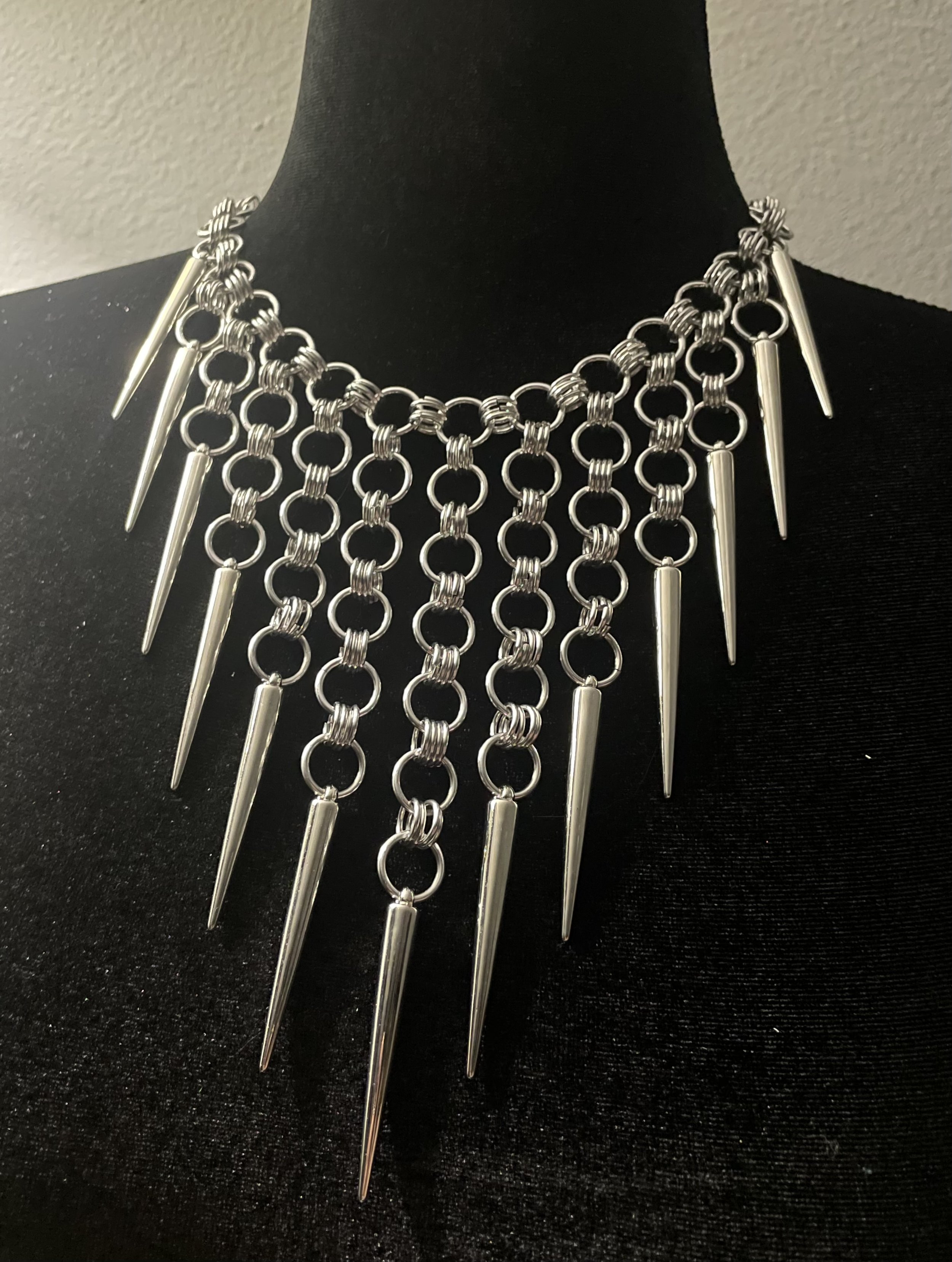 SPIKE STAGGERING CHAINMAIL NECKLACE