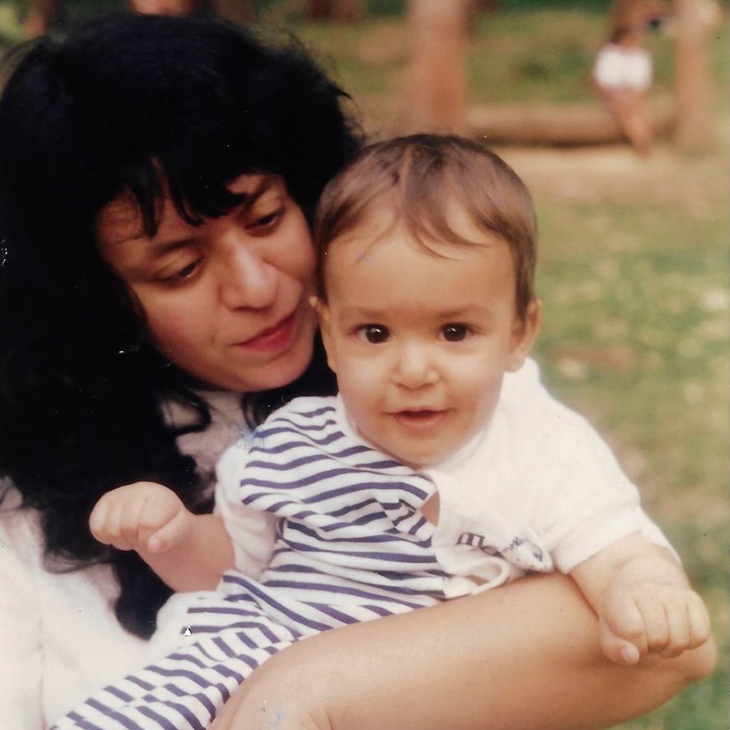 Em 2025 eu encontrei amigos, fiz amigos, fiz muita m&uacute;sica, fiz shows, viajei pra lugares que eu sempre quis. Passou r&aacute;pido mas ao mesmo tempo parece que foram 12 anos em 1.
Mas esse ano vai ser sempre o ano que eu perdi a pessoa mais im