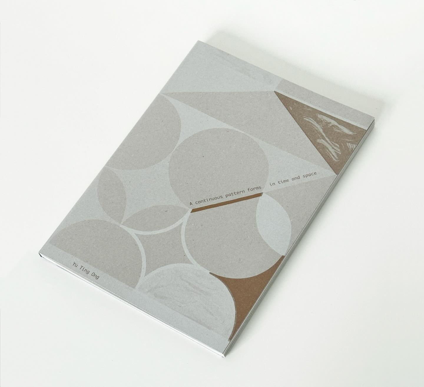 A continuous pattern forms in time and space, 2025. Artist book. Riso printing, hand bound in accordion book form. 173 X 243mm (cover size)
.
.
.
.
#risography #risoart #RISO #lyricessay #prosepoetry #artistbook #bookform #accordionbook #risobooks #p