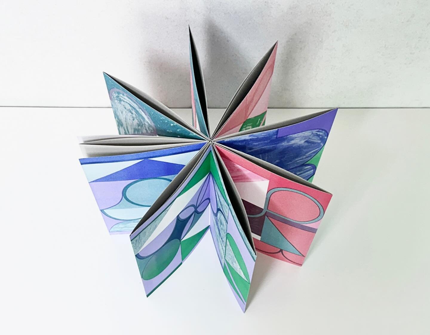 Eight-angled star polygon viewed from above
.
.
.
#artistbook #bookform #accordionbook #carouselbook #concertinabook #geometrybook #geometryart #geometrypatterns #handboundbooks #bookbinding #bookarts #bookstructure #360book #risobooks #risography #r