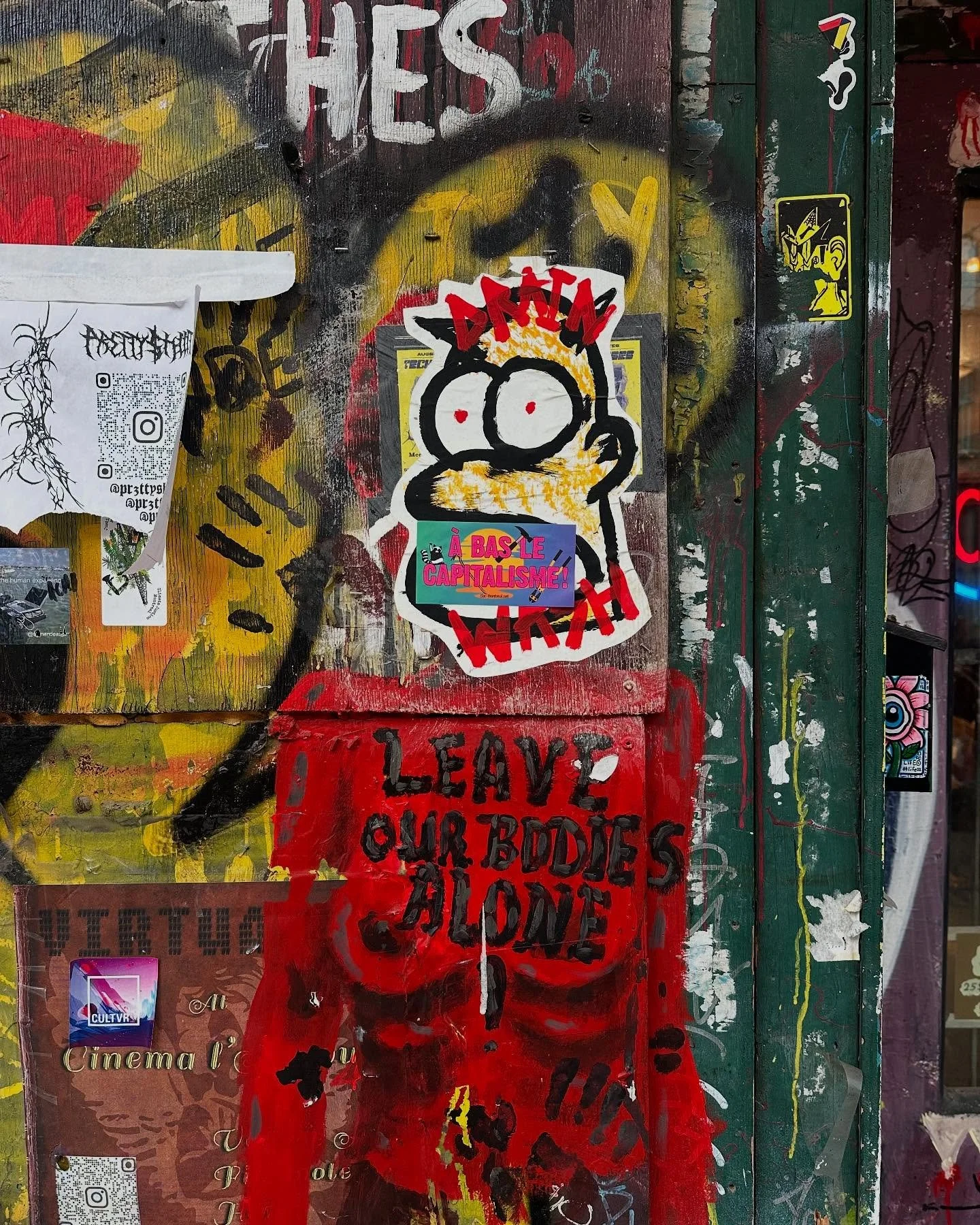 Teamwork makes the dream work.
#punkart #pasteups #pasteupart #montrealstreetart #pasteupandstickers #homersimpson