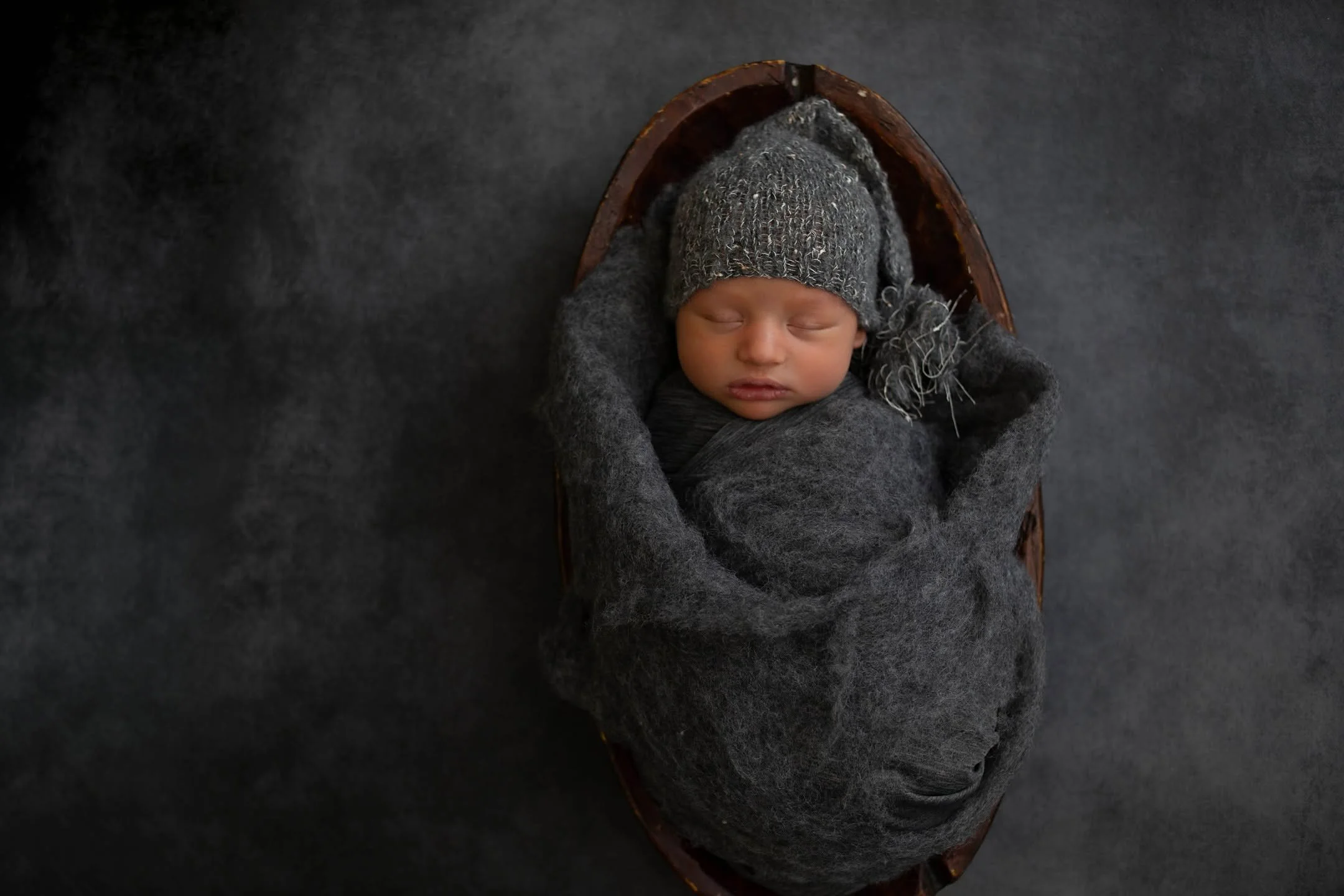 ✨ What to Expect at a Newborn Photo Session | Keel Photography MN
Planning your baby&rsquo;s first photo session? 💕 Learn what to expect from start to finish &mdash; including safety, comfort, and capturing every tiny detail at Keel Photography in T