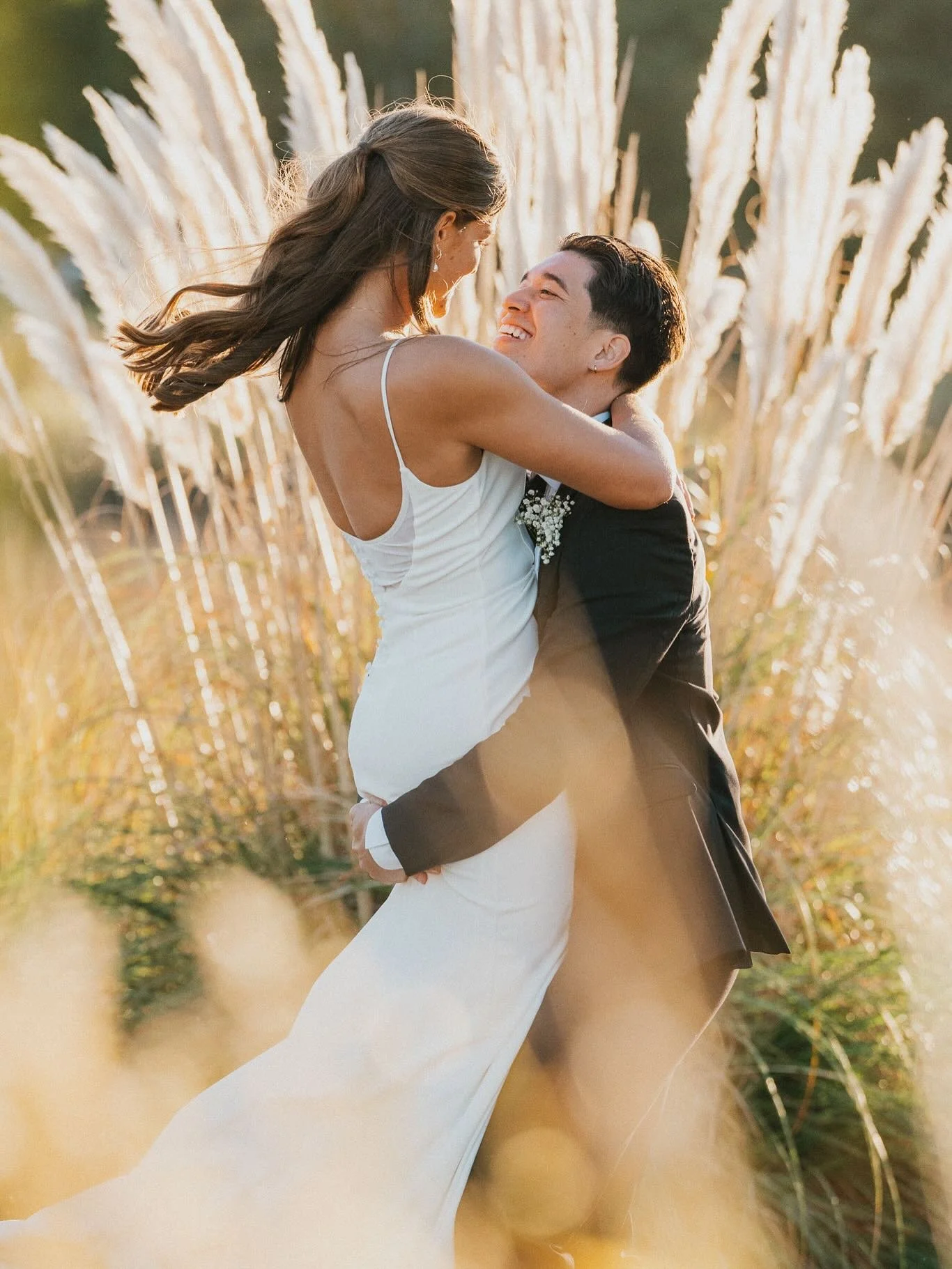 We love a bridal hairstyle that you can be spun, dipped, and dance around all day🤍This soft style kept my country side bride feeling herself with a touch of bridal flare💘
📍 Auckland brides, let&rsquo;s create a look that&rsquo;s true to you. Email