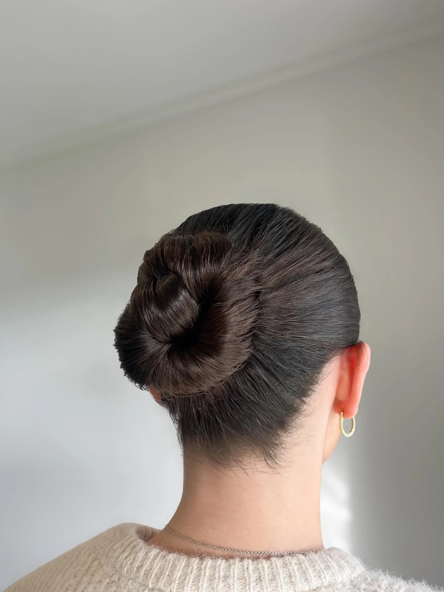Soft twist, sleek finish, timeless feel✨ 
Created during a bridal trial for one of my gorgeous brides who&rsquo;s now officially booked for her wedding day🤍
Auckland brides &mdash; your perfect bridal hairstyle starts here 📍
Email for availability 