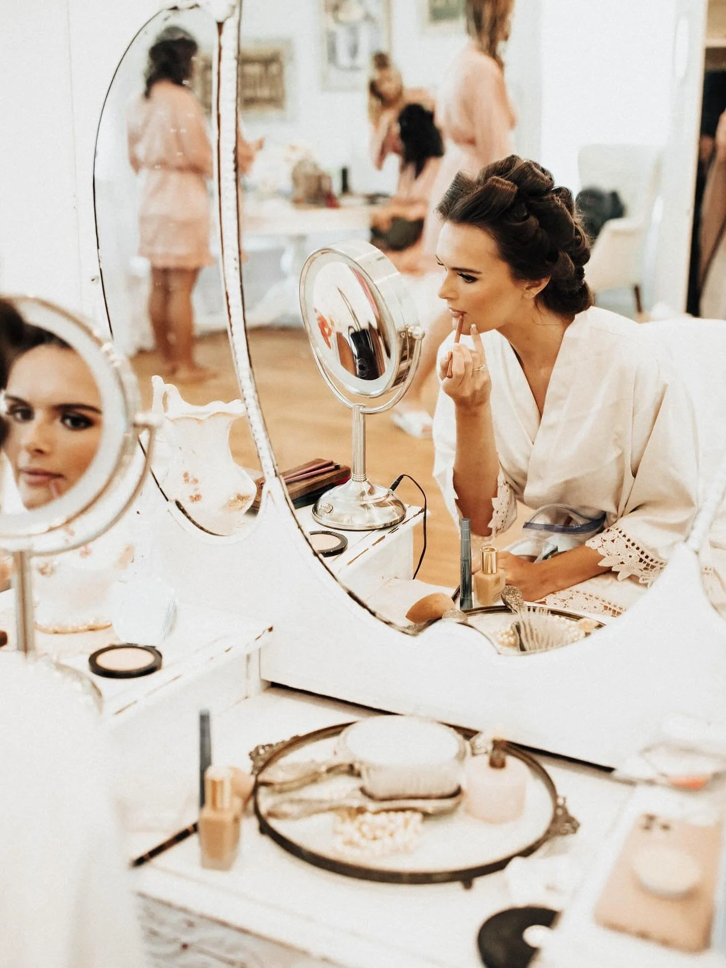 Behind the scenes with my beautiful friend on her wedding morning ✨💍
Pin curl prep➡️ bridal magic➡️ curls that last you all day🤍

📍 Styling brides across Auckland &mdash; 2025 bookings are filling fast, email to secure your date! Talk to you soon?
