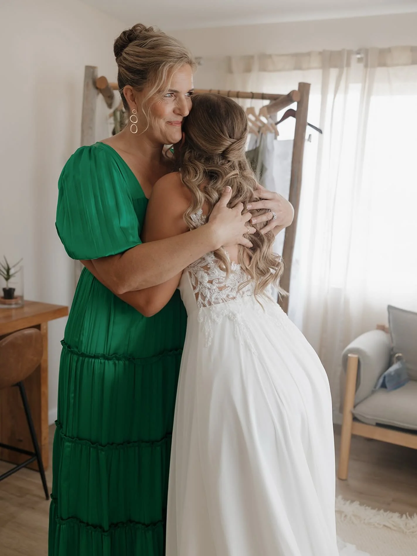Two generations of beauty, one unforgettable day ✨
Loved creating a classic updo for mom and soft waves for her daughter, the bride 🤍
Brides in Auckland &mdash; let&rsquo;s make your whole bridal party shine!🌸

#hairgoals #updo #weddinghairstylist 