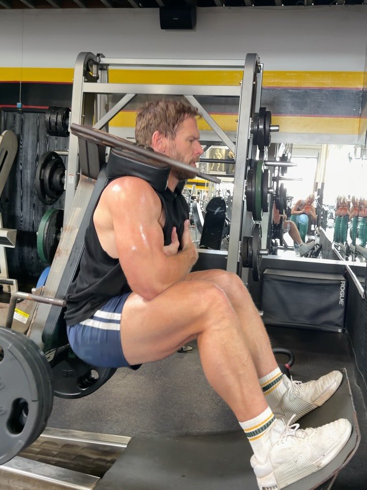 WORKOUT WEDNESDAYS: LEG DAY 

Turning these chicken legs into some thick, juicy, honey-glazed Christmas hams 🍗🍖

Today&rsquo;s workout:

Hack Squats 4 sets &times; 12&ndash;15 reps

Dumbbell Stiff-Leg Deadlifts 4 sets &times; 12&ndash;15 reps

Leg 