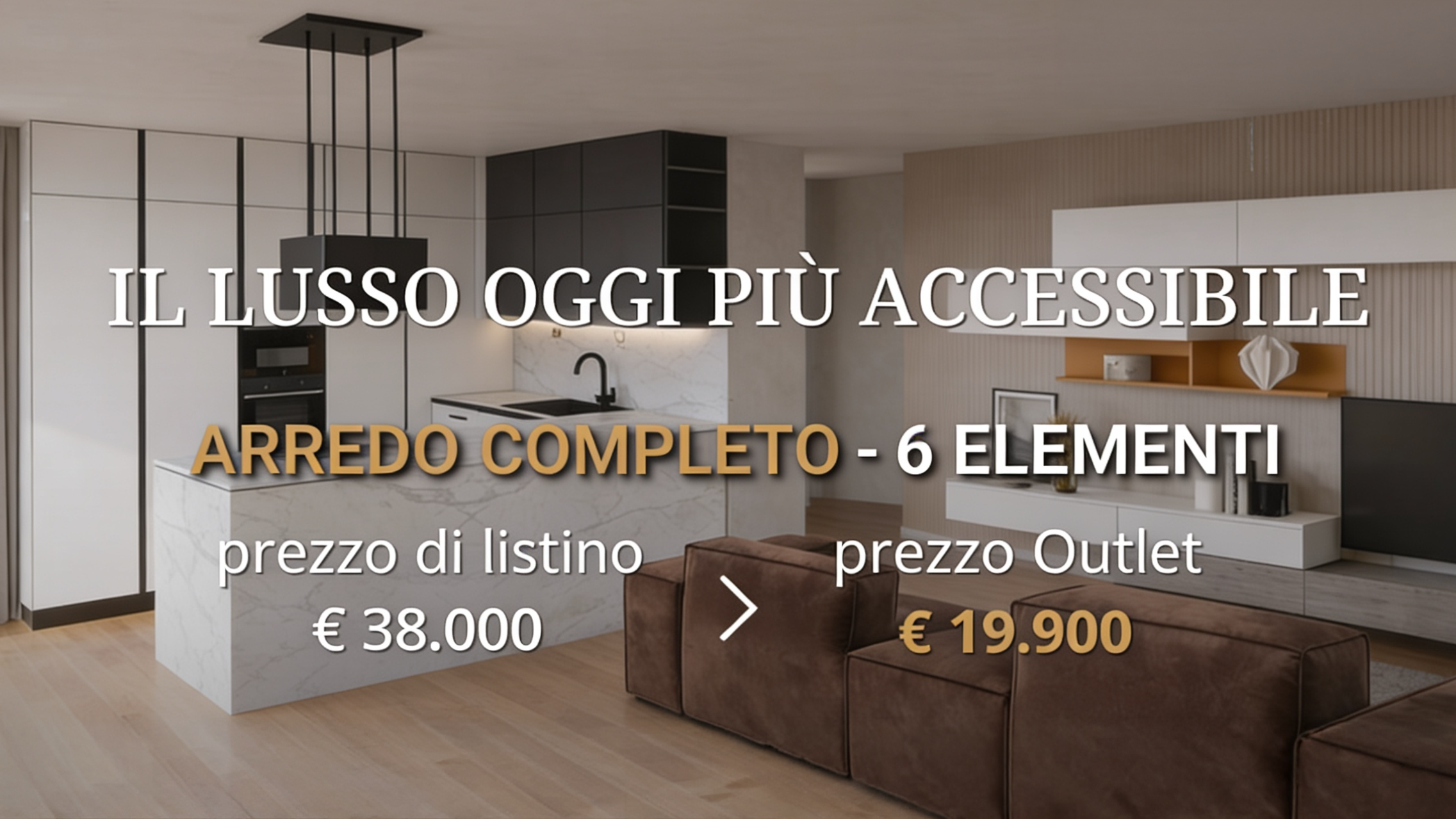 Interno di una cucina moderna con mobili bianchi, isola con finitura in marmo, e zona soggiorno con divano marrone. Sullo schermo, scritte pubblicitarie in italiano per un arredamento completo di 6 elementi, con prezzi di listino e outlet.