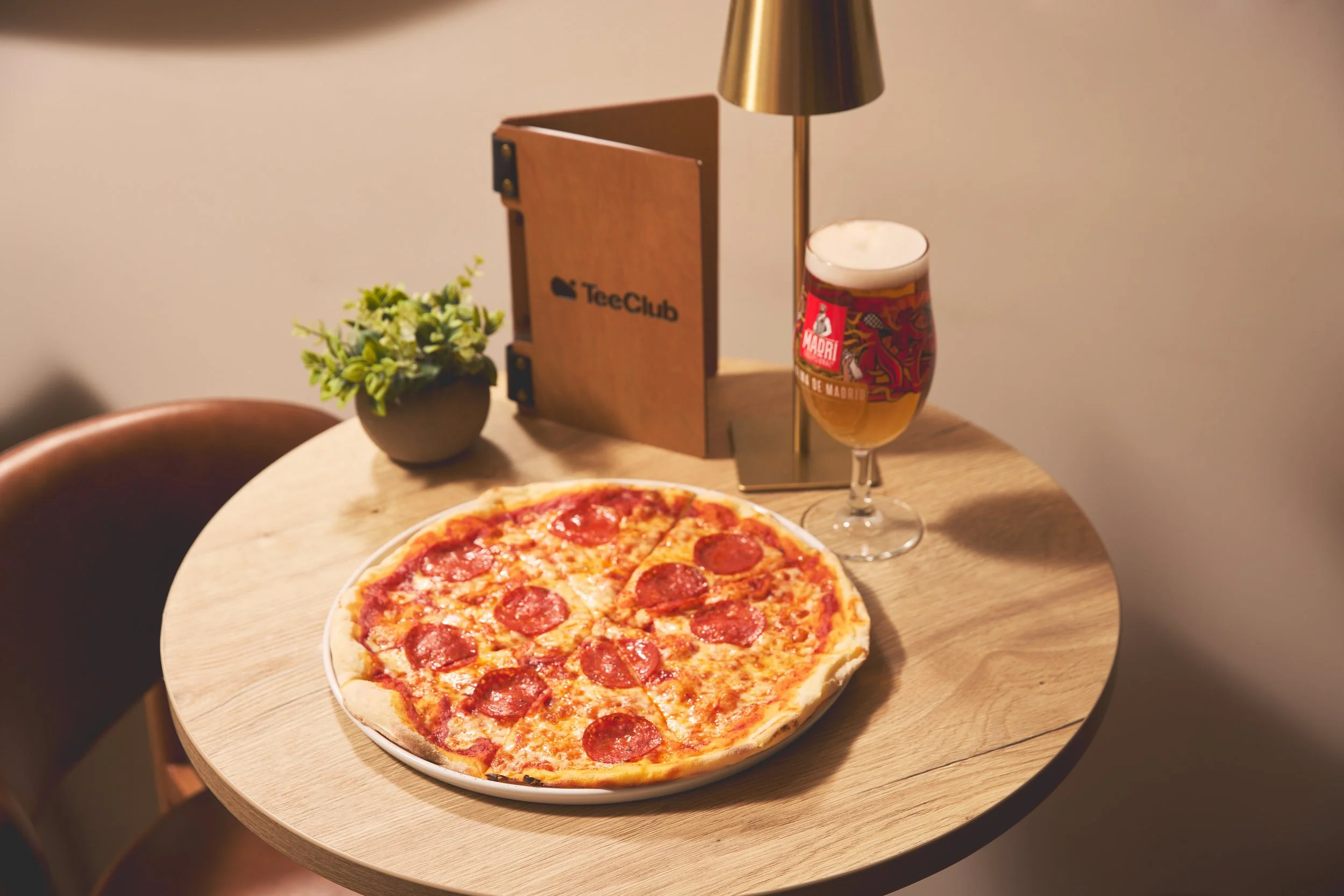 pizza and beet at the bar in TeeClub