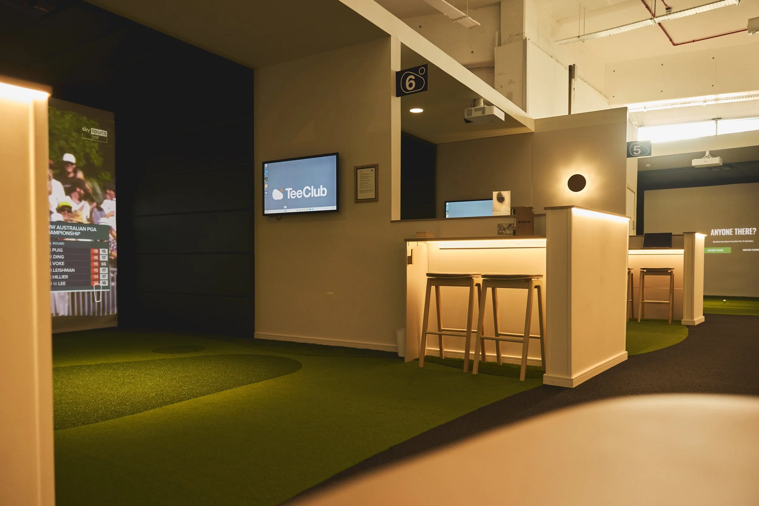 indoor golf club view of a bay