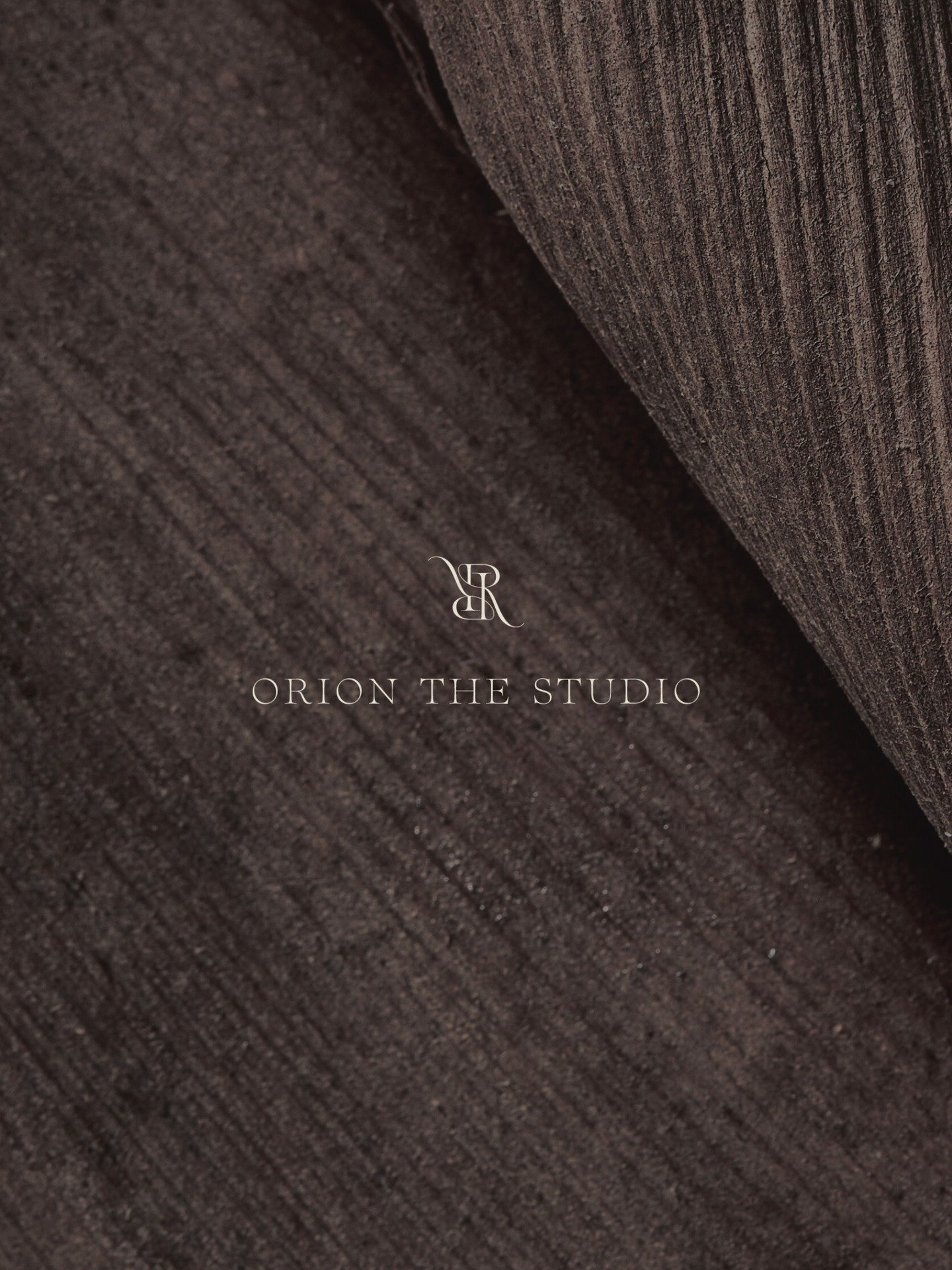 Strong brands are not designed on the surface.

They are constructed.

Like wood, structure is not always what you immediately notice,
but it is what holds everything together.

In branding, structure means:

&ndash; strategic hierarchy
&ndash; propo