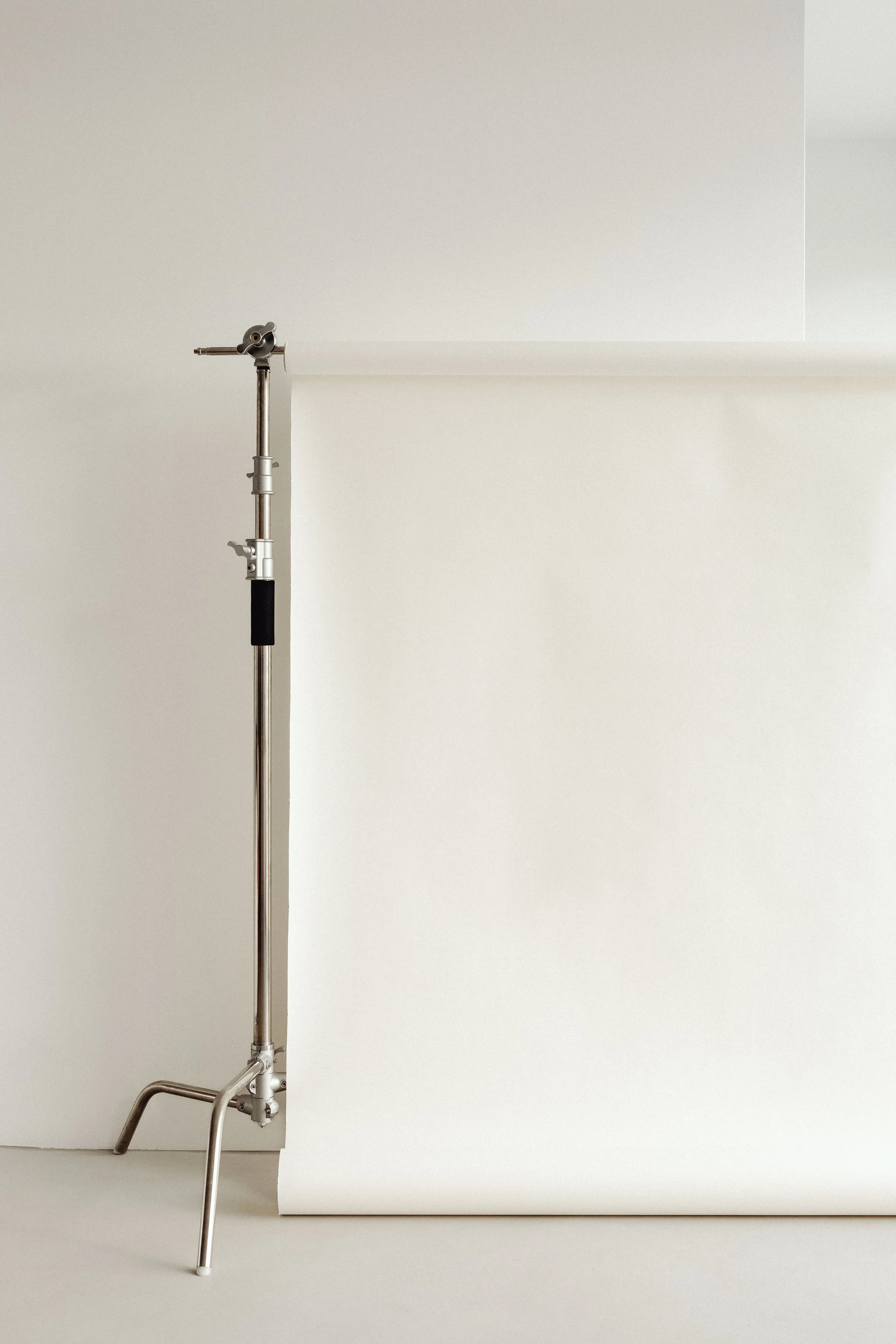kaboompics_photo-studio-interior-c-stand-lighting-tripod-photo-backdrop-led-lamp-29848.jpg