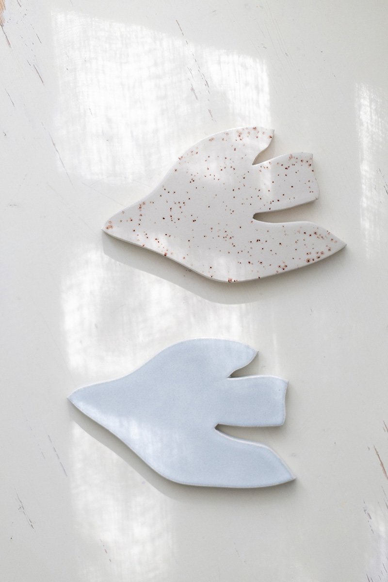 Keramiikkareliefi, swallow / pääskyt, kivitavarasavesta. 