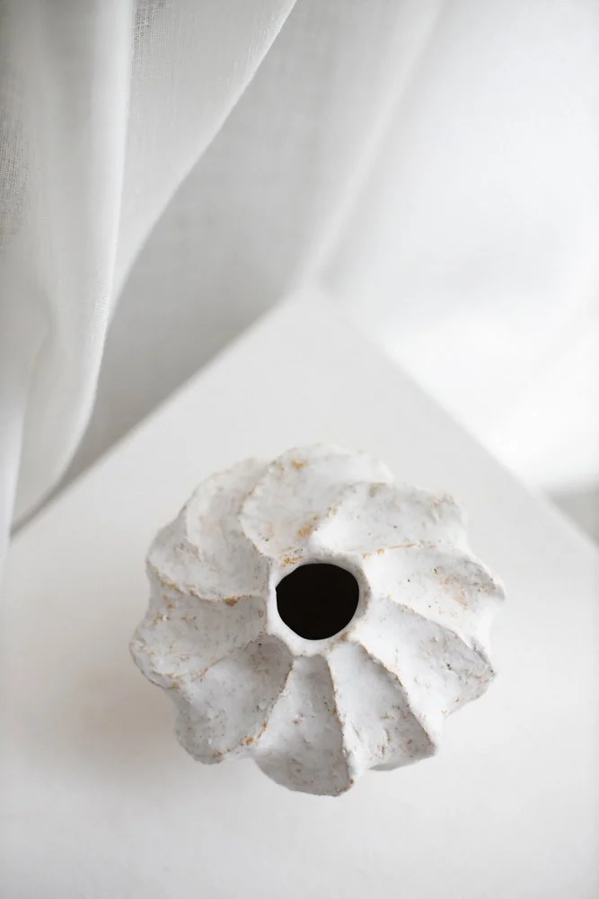 Valkoinen keramiikkavaasi. 