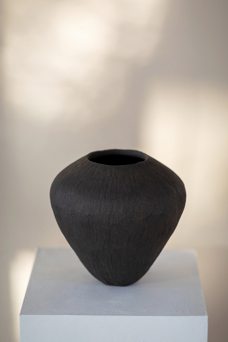 Tumma keramiikkavaasi, kivitavarasavi. 