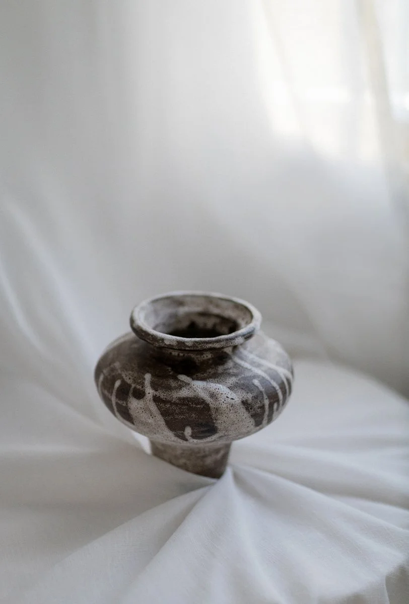 Tumma keramiikkavaasi, kivitavarasavesta. 