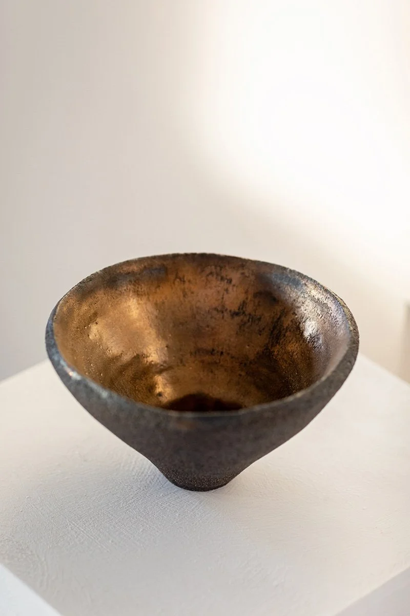 Keraaminen kulho, jossa metallinvärinen sisäpuoli. Kivitavarasavi, koristeastia. 