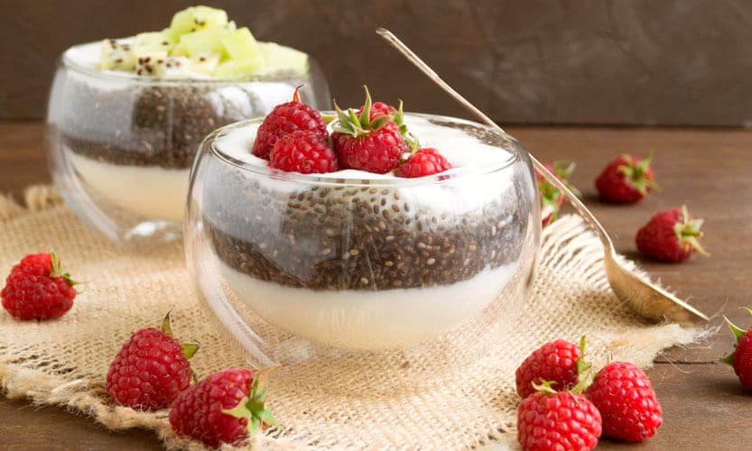 Yogur con chia y fruta seca sin gluten para el desayuno