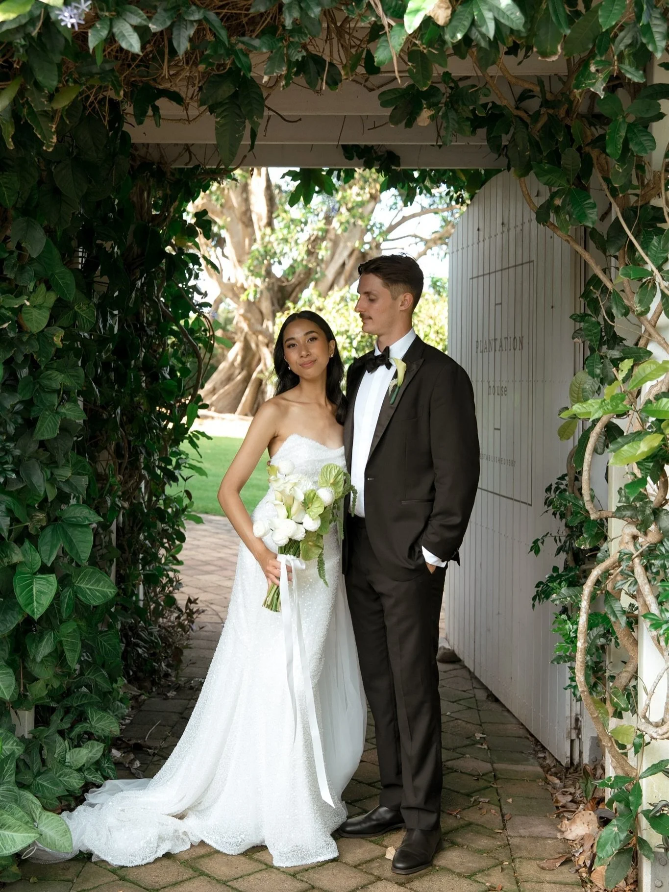 Sharon &amp; Carter 

Bride &amp; Groom @sharonpearson__  @carterpearson_ 
Venue @botanica_plantationhouse 
Photographer @renue.studio 
Florist @jacintaroseflorals 
Make up @makeupbymadi_ 
Hair Stylist @blowlaundry 
Content Creator @storiesbyagape 
V