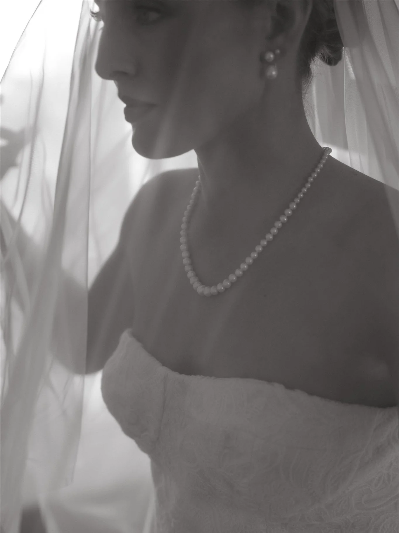 Will forever be in awe of my beautiful bride Lou&hellip;

Photographer @renue.studio 
Bride @louspichtig___ 
Florist @avalonflorals 
Dress @shonajoy 
Suit @pjohnsontailors 
Hair &amp; Make Up @mercedesedmondsmua 
Cake @yumbakery.au 
Pizza @francjrs 
