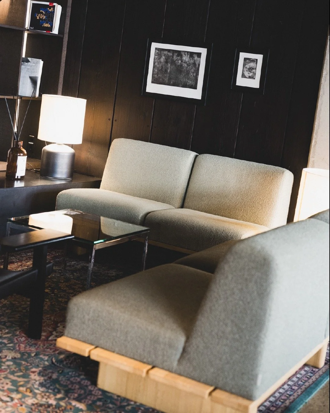 Was wir auch k&ouml;nnen: Hospitality

Weil Inke seit Jahren R&auml;ume ausstattet. In der Zeit hat sie nicht nur fast jeden Designklassiker mit Anspruch schon einmal neu gepolstert, sondern vor allem auch selbst Sitzm&ouml;bel entworfen. Wie hier in