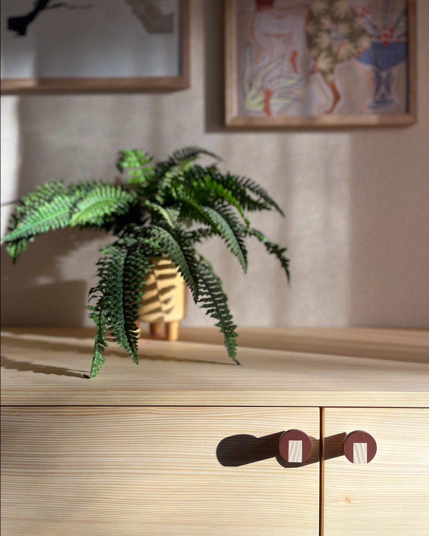 Was wir lieben: Handwerk. Wenn wir Einrichtung machen d&uuml;rfen, die nicht von der Stange ist, macht uns das besonders gl&uuml;cklich. Dann zeigen wir Handwerk bis ins Detail und feiern dann auch gerne mal Kleinigkeiten wie eine Holzverbindung f&uu